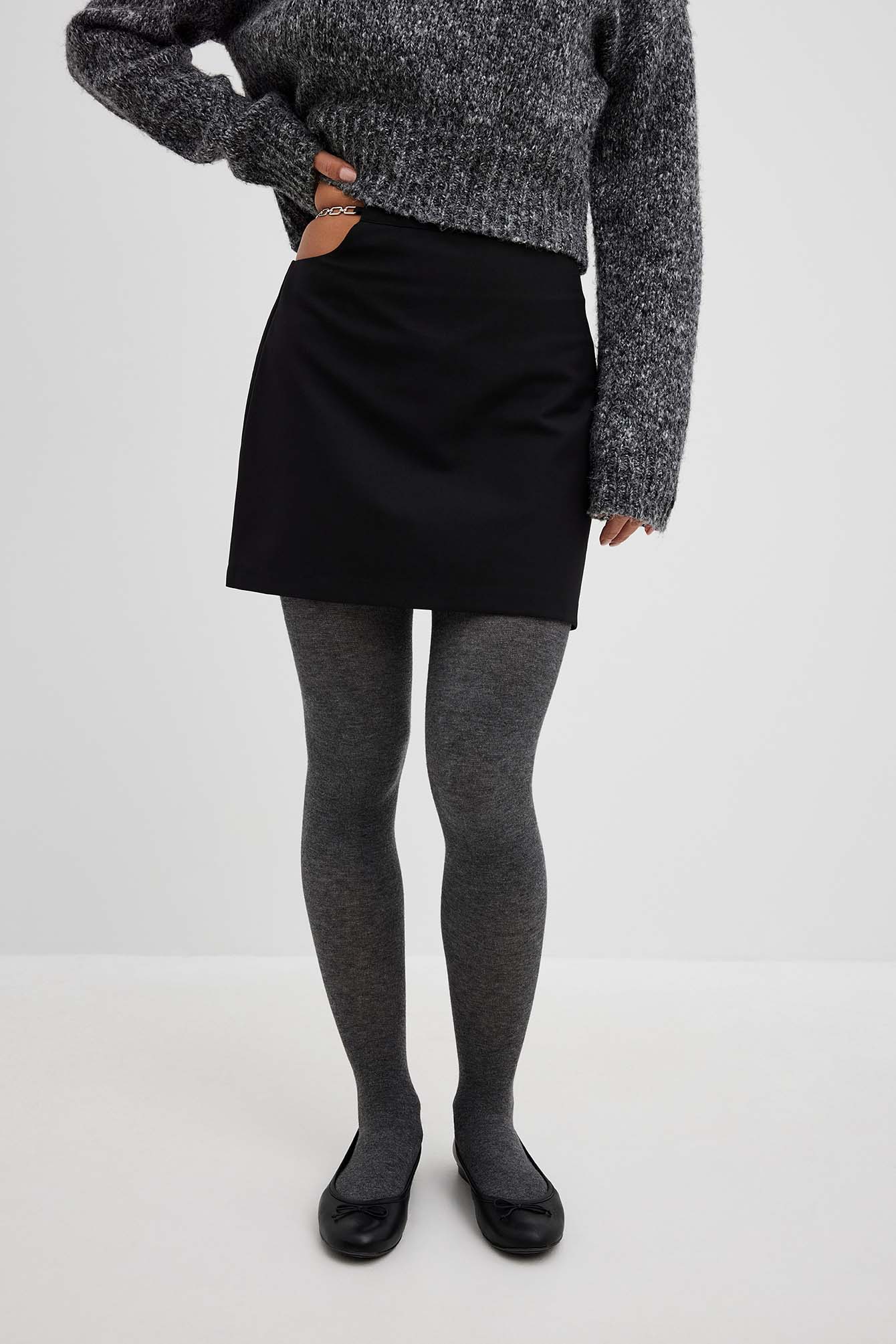 Billede af NA-KD Trend Nederdel med metaldetaljer og udskæring - Black