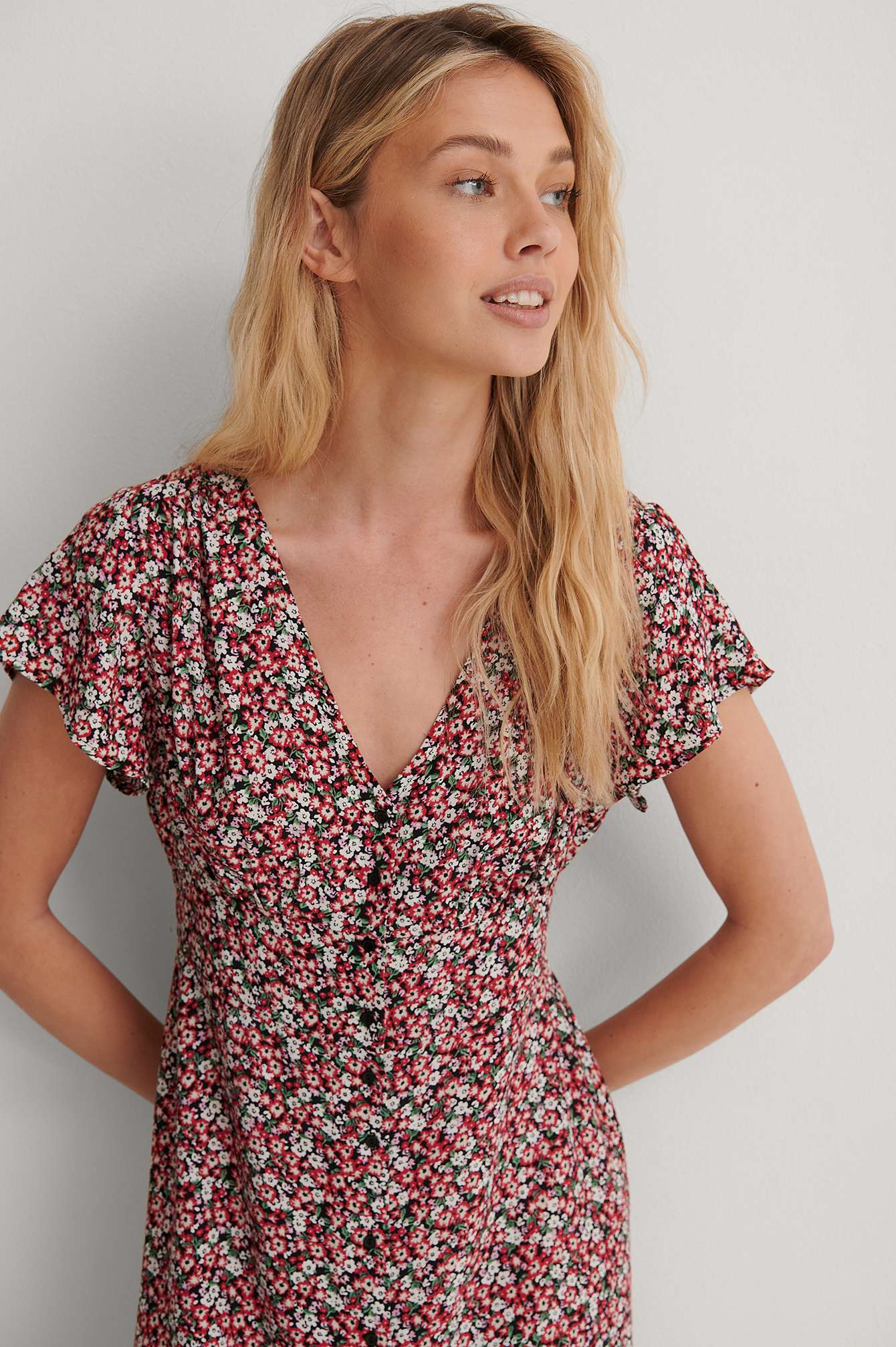 Midikleid mit Knöpfen Blumen | na-kd.com