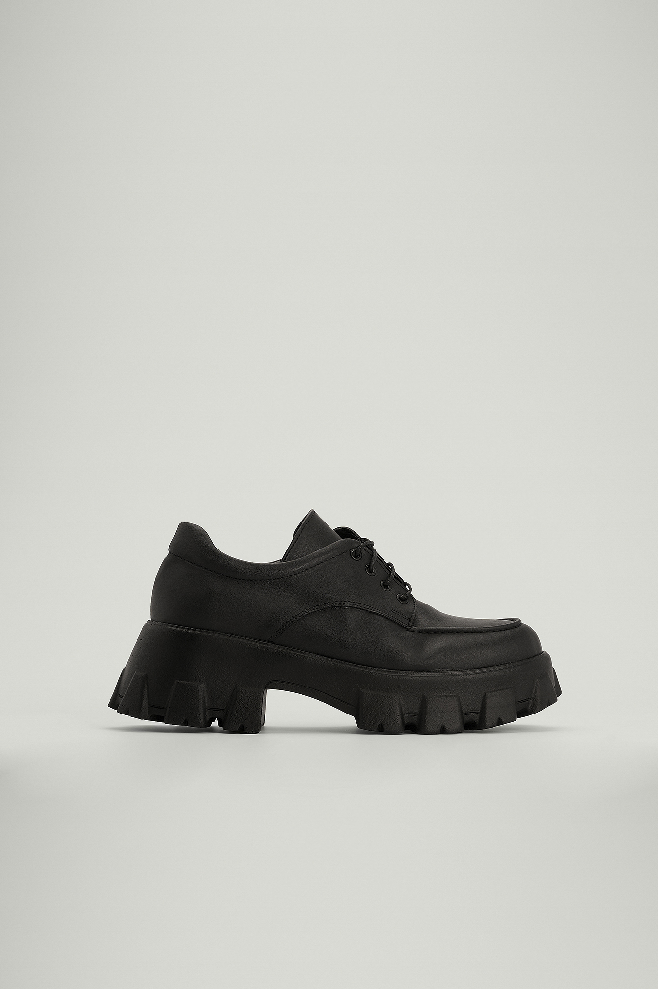 Black Sneaker mit Plateau-Absatz