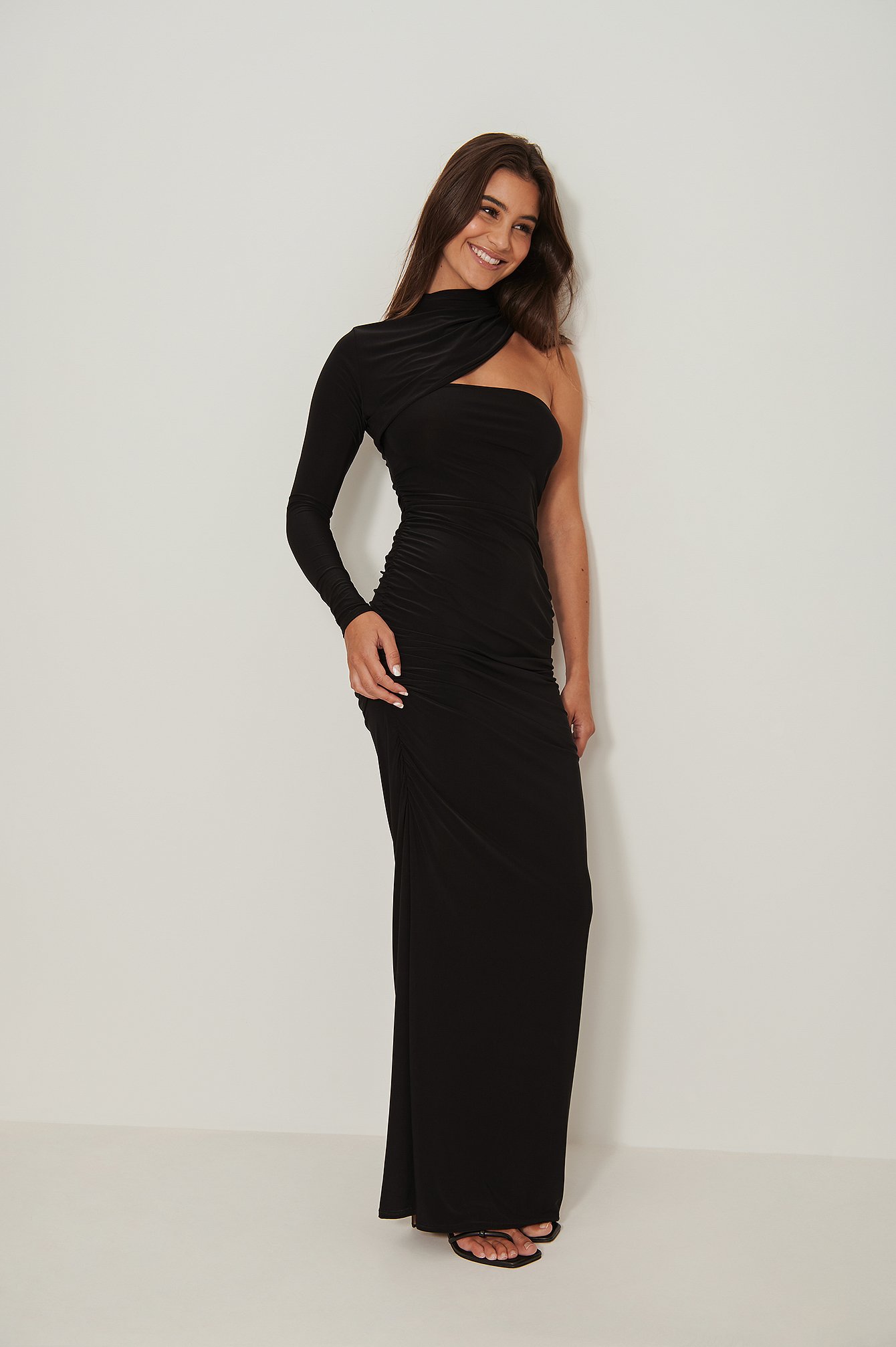 Black Drapowana sukienka maxi odsłaniająca jedno ramię