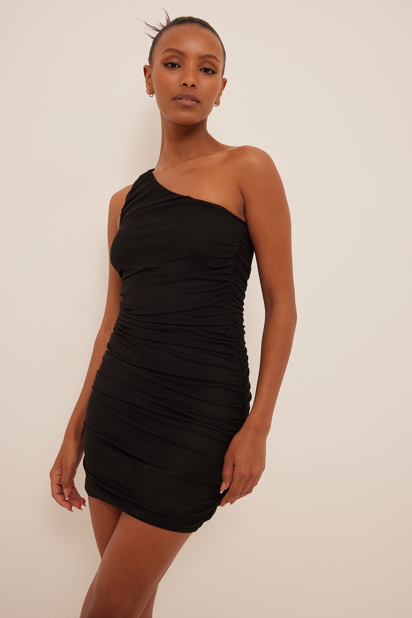 Black One-Shoulder-Kleid aus gerafftem Mesh