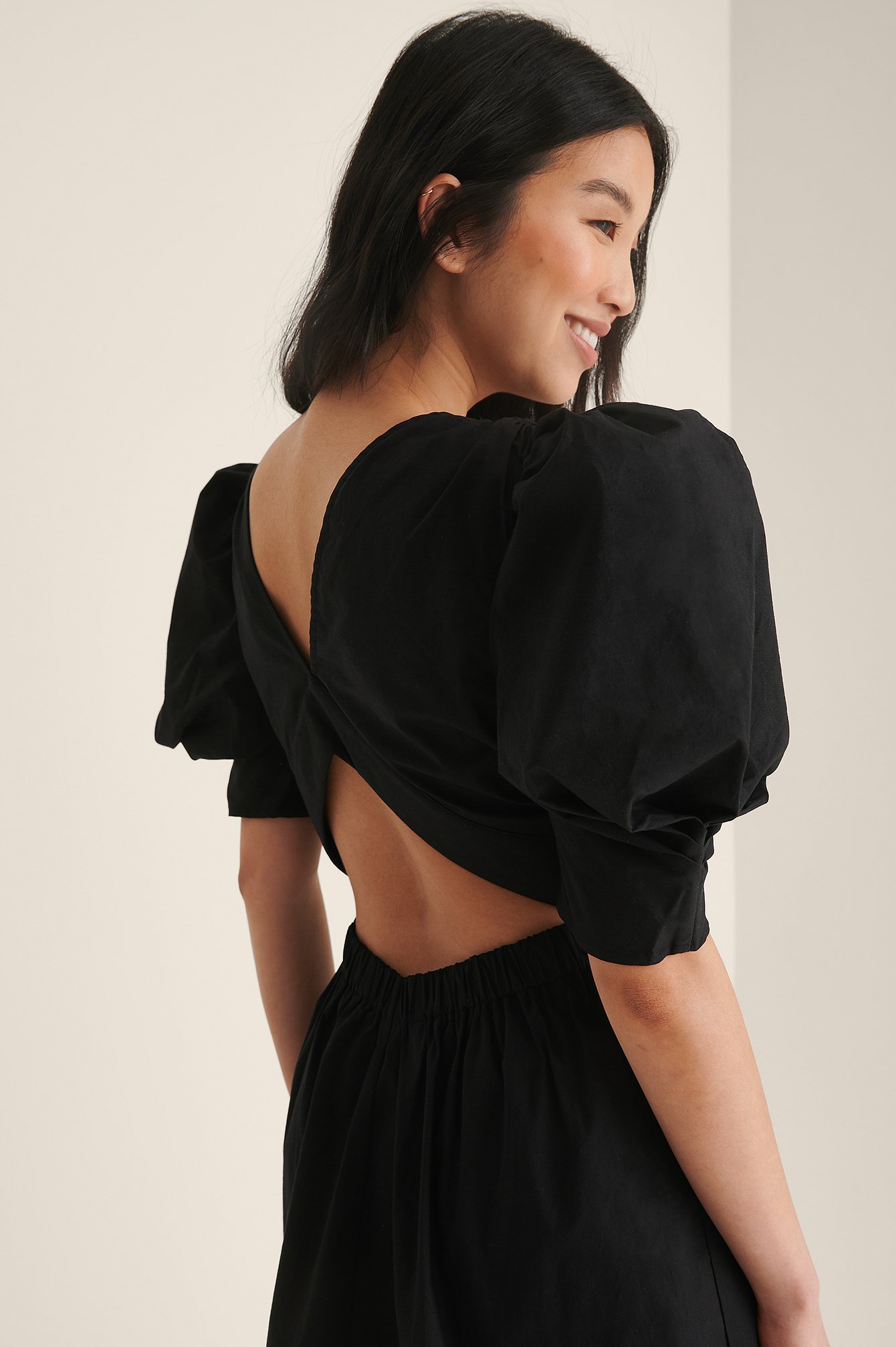 Black Vestido Mini Con Detalle De Espalda Abierta