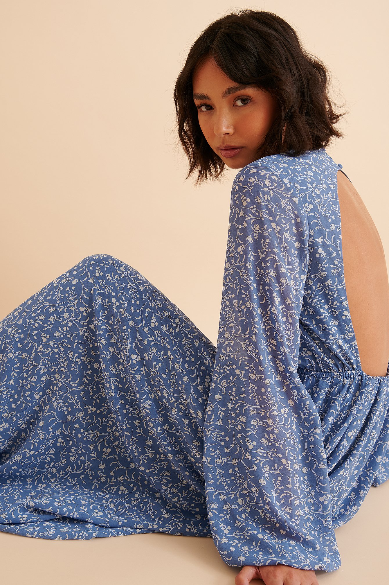 Blue Flower Print Recyklingowana sukienka maxi odsłaniająca plecy