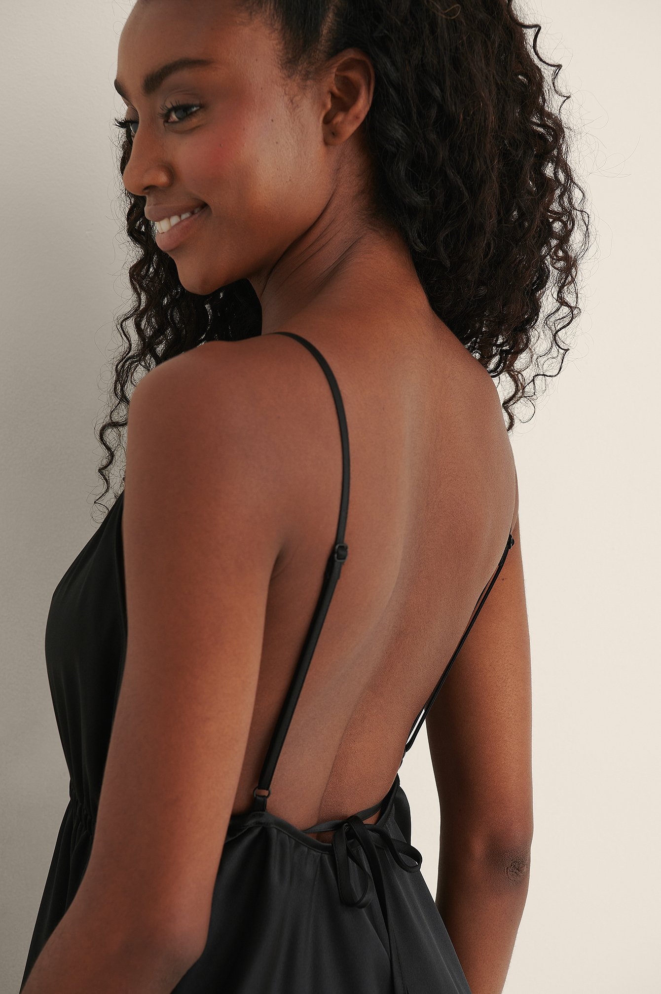 Black Minikleid mit einem offenen Rücken-Design