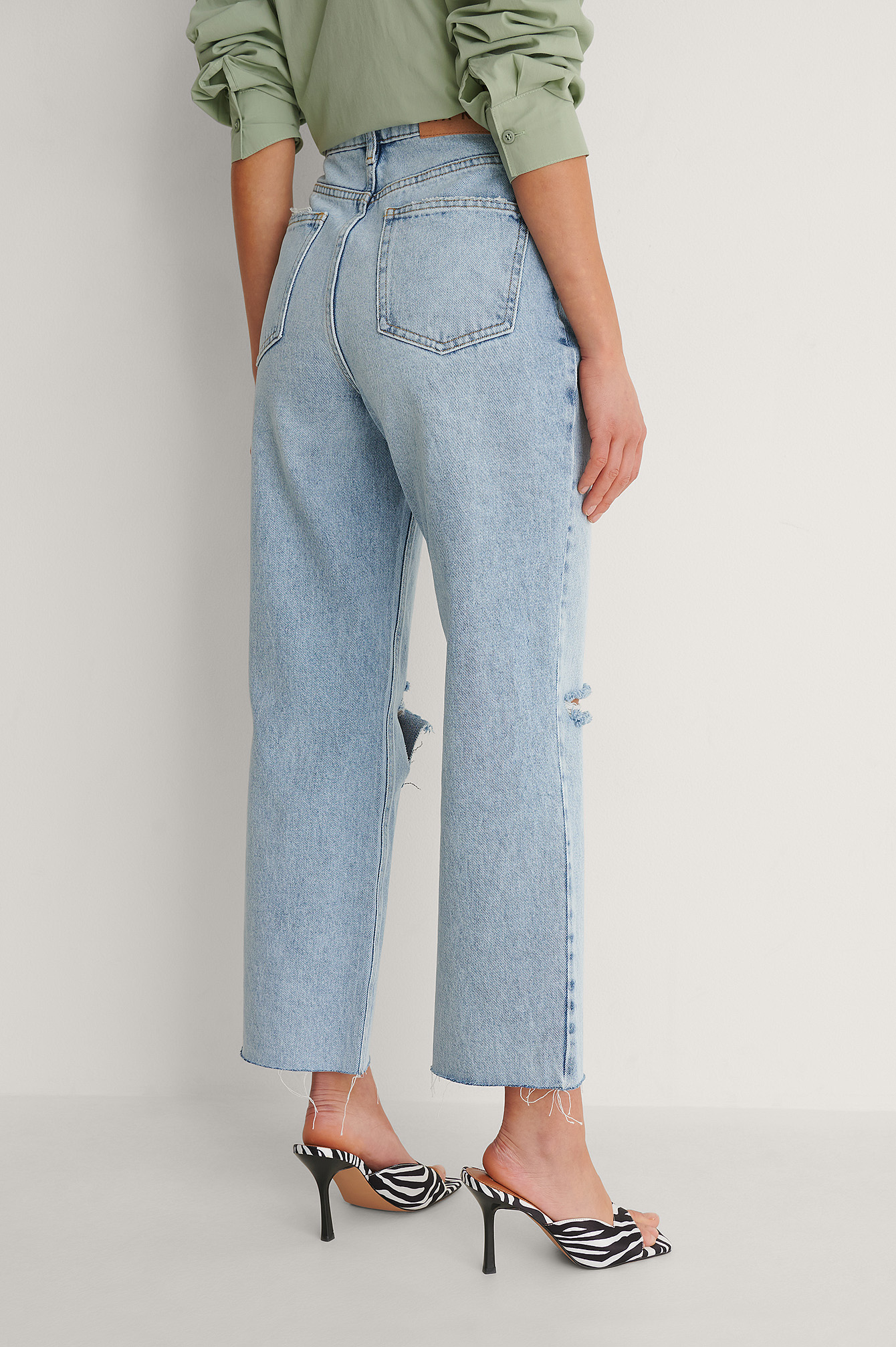 Jeans corti a gamba dritta e vita alta con taglio sul ginocchio Blu |  na-kd.com