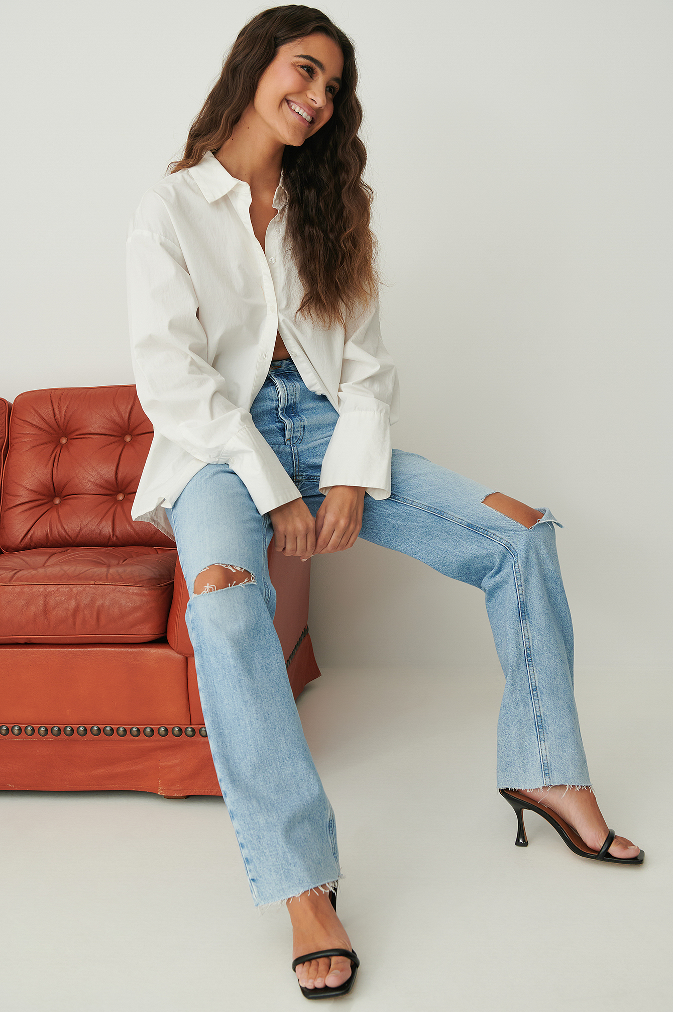 Jeans dritti a vita alta con taglio sul ginocchio Blu | na-kd.com