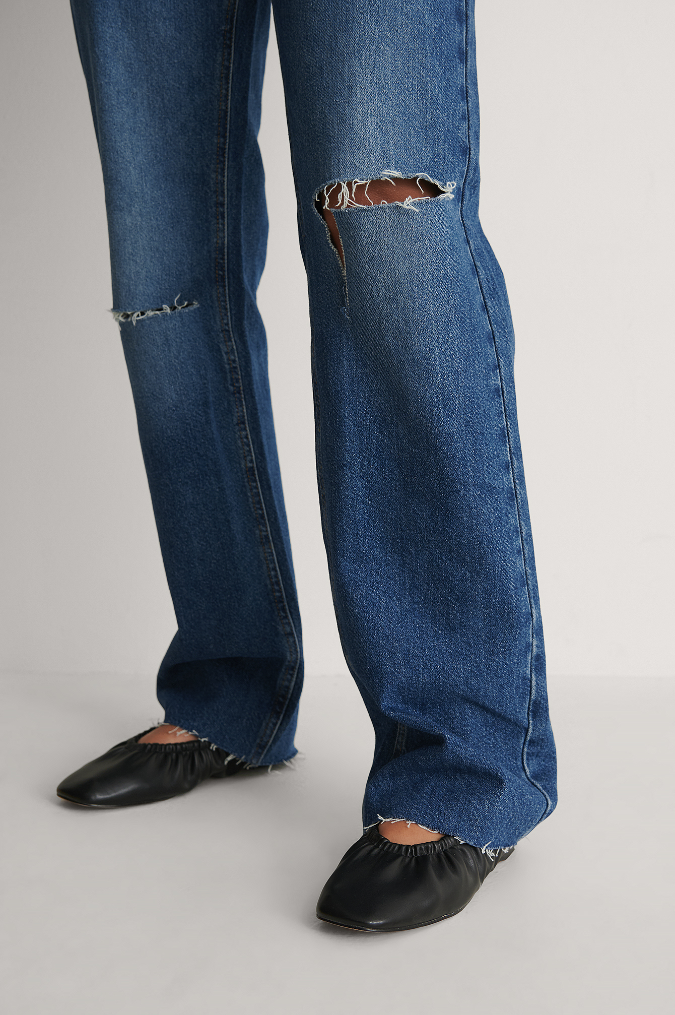 Jeans dritti a vita alta con taglio sul ginocchio Blu | na-kd.com