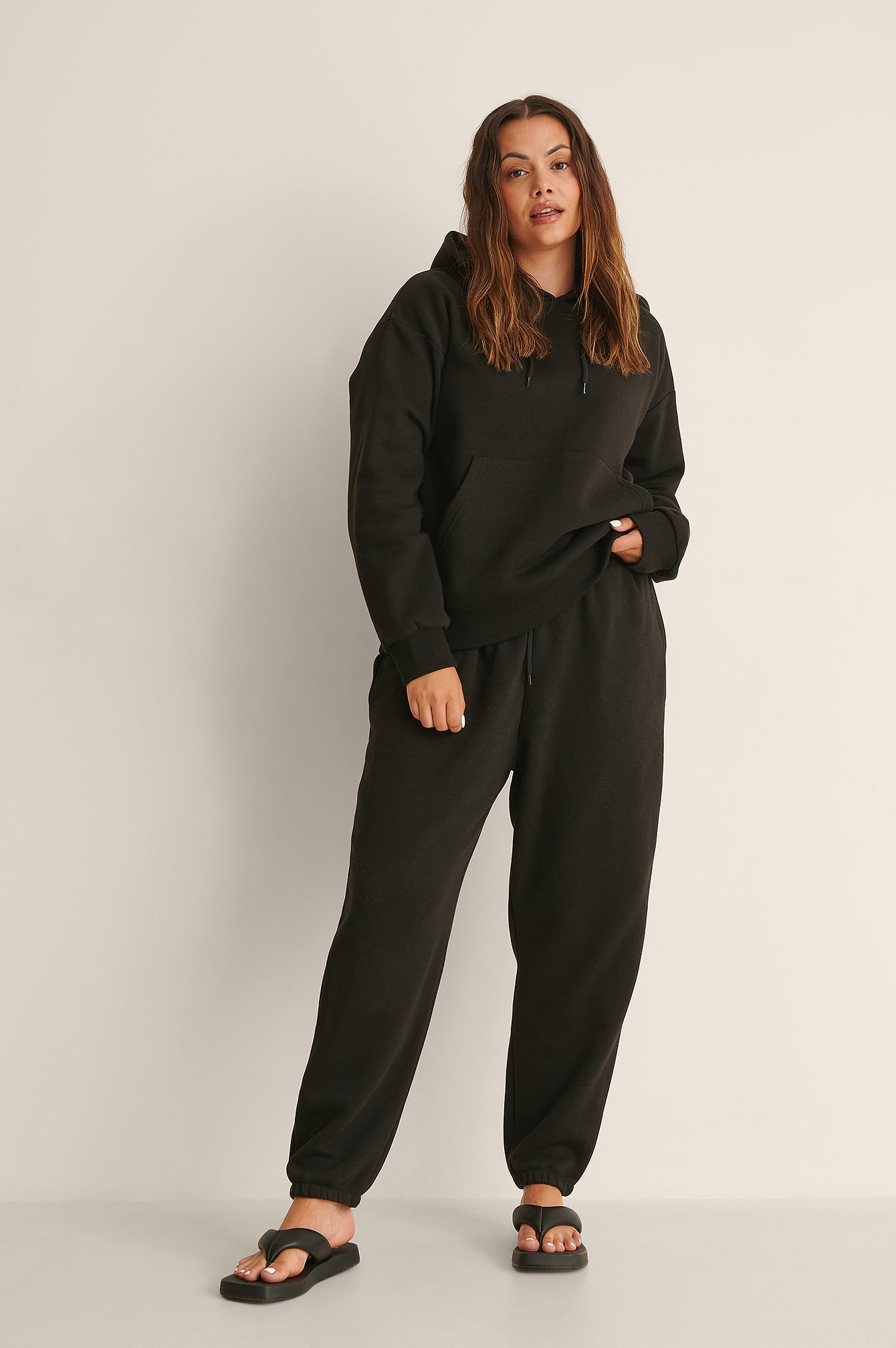 Pantaloni della tuta con coulisse in tessuto organico spazzolato Nero |  na-kd.com