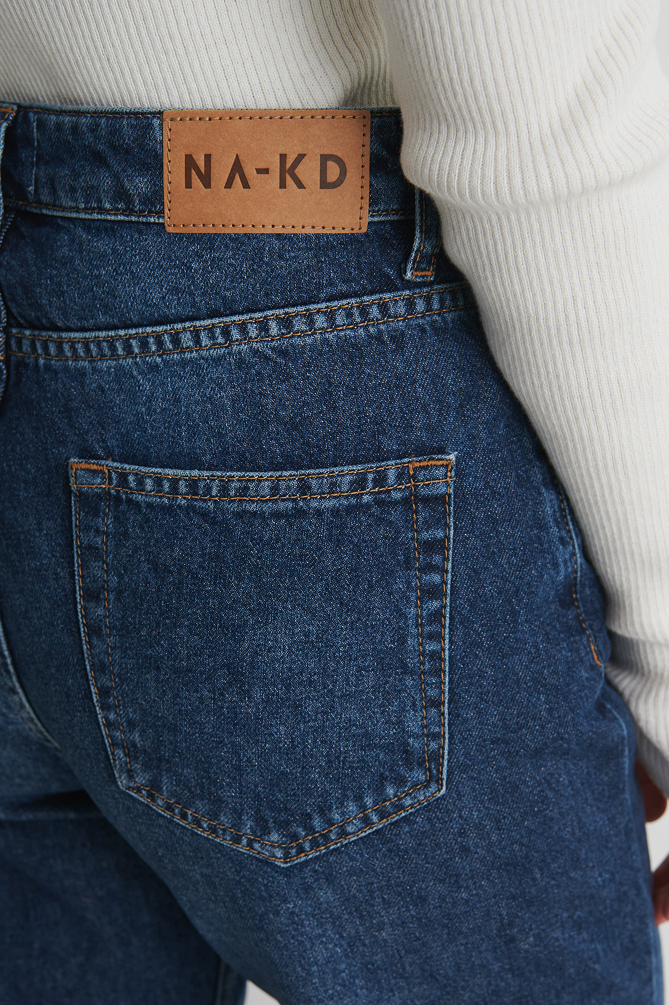 Højtaljede jeans huller på knæ | NA-KD