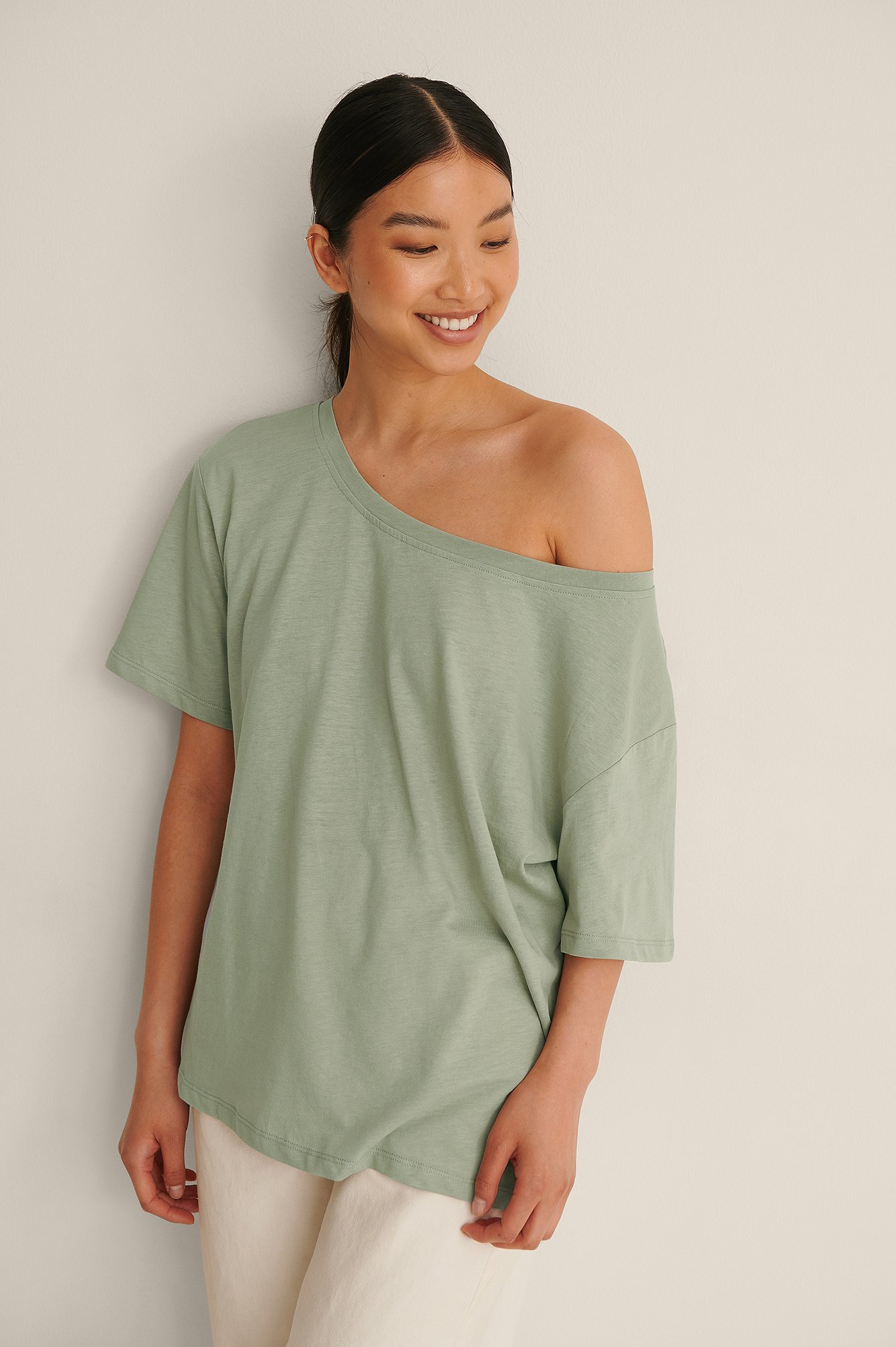 Light Green T-shirt met one-shoulder van biologisch katoen