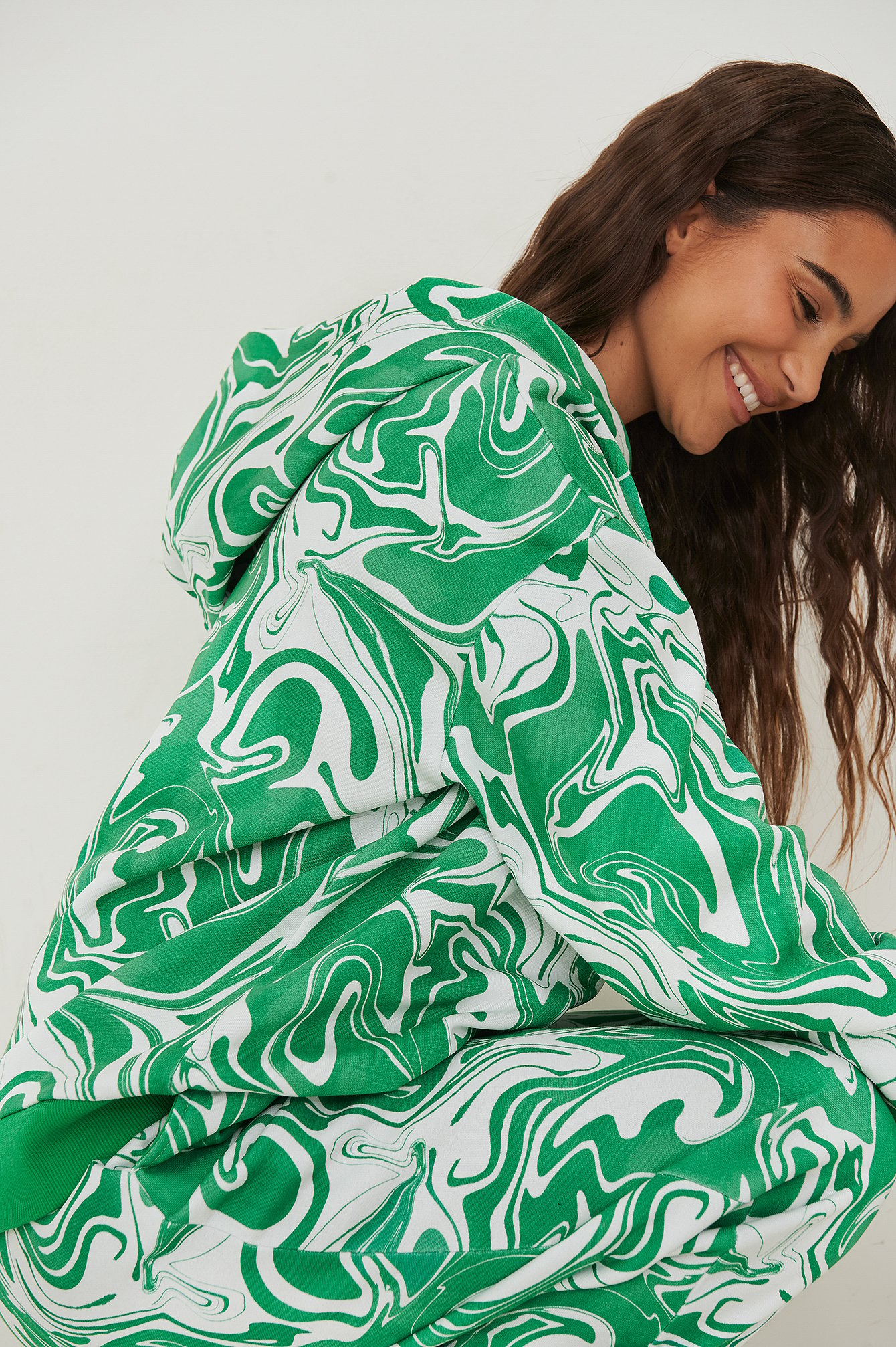 Green Swirl Print Ekologiczna luźna bluza z kapturem, z nadrukiem