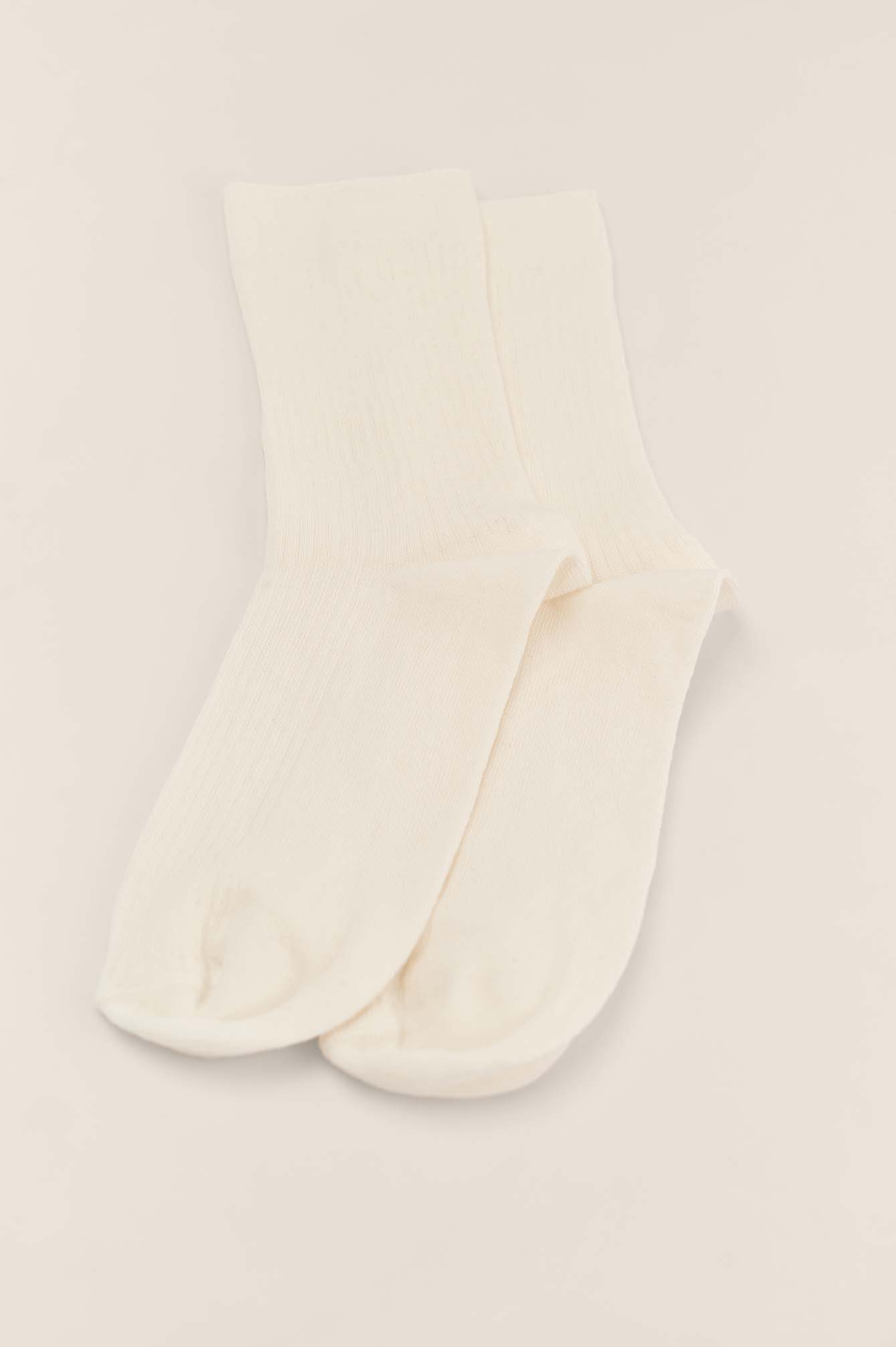 Offwhite Pakke med et par økologiske sokker i ribbet bomuldsblanding