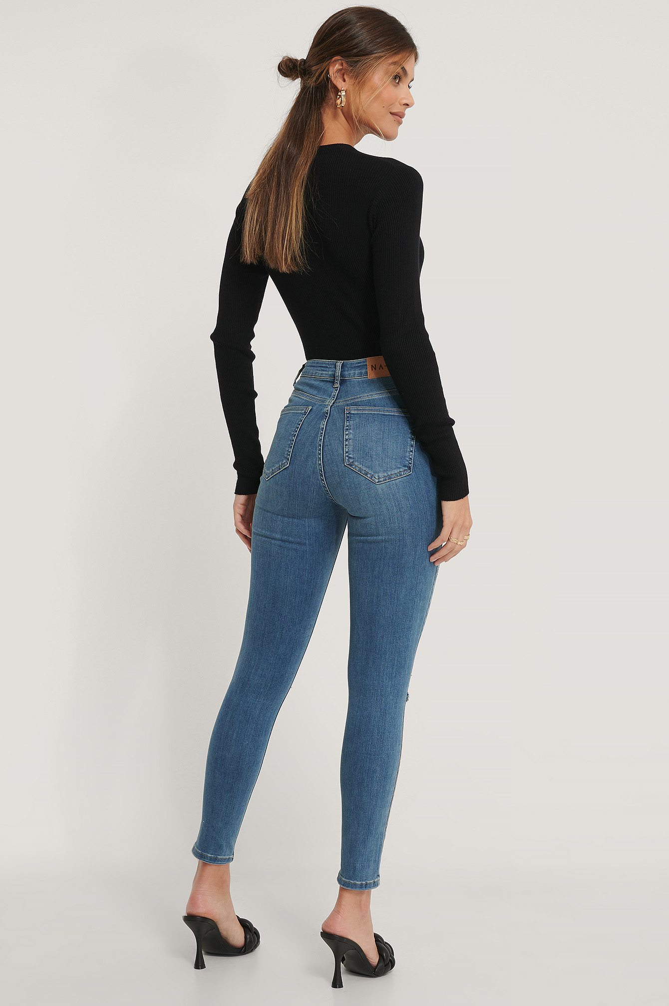 Damen Bekleidung Jeans Röhrenjeans NA-KD Denim Reborn Organische Skinny Jeans mit hoher Taille Used-Look in Schwarz 