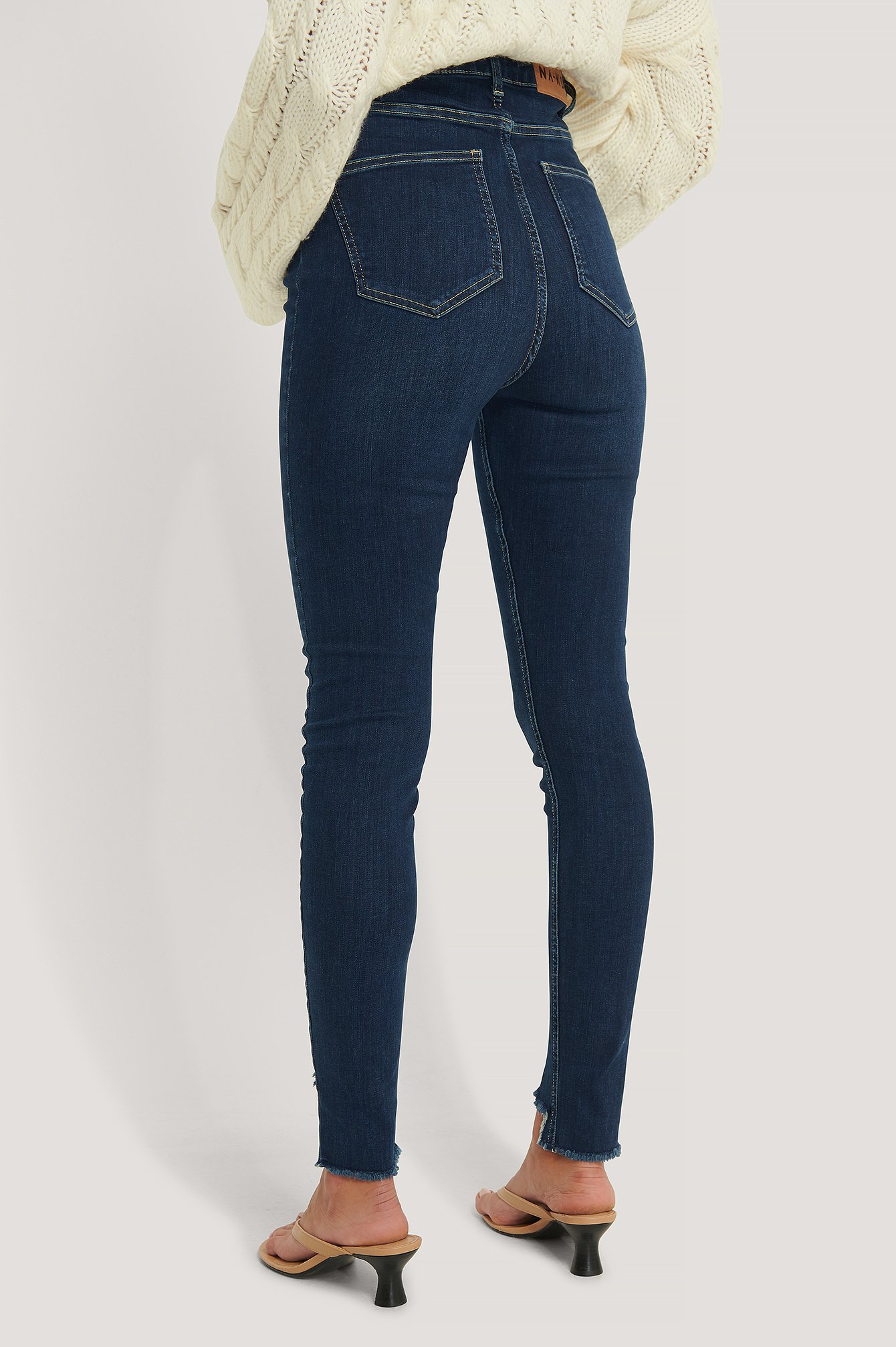 Dark Blue Ekologiska Jeans Med Asymmetrisk Fåll Och Superhög Midja