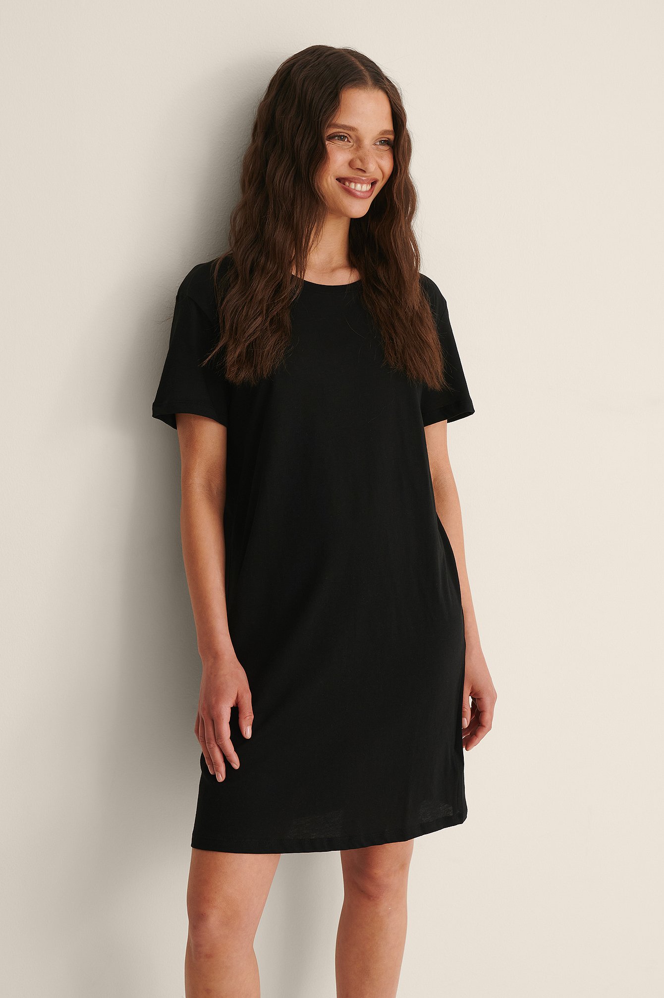 NA-KD Baumwolle Marije Zuurveld x Organisches übergroßes T-Shirt-Kleid in Schwarz und kurze Kleider Damen Bekleidung Kleider Mini 