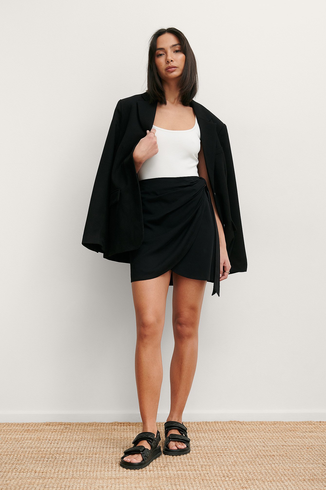 Black Minifalda De Diseño Superpuesto Con Nudo Lateral