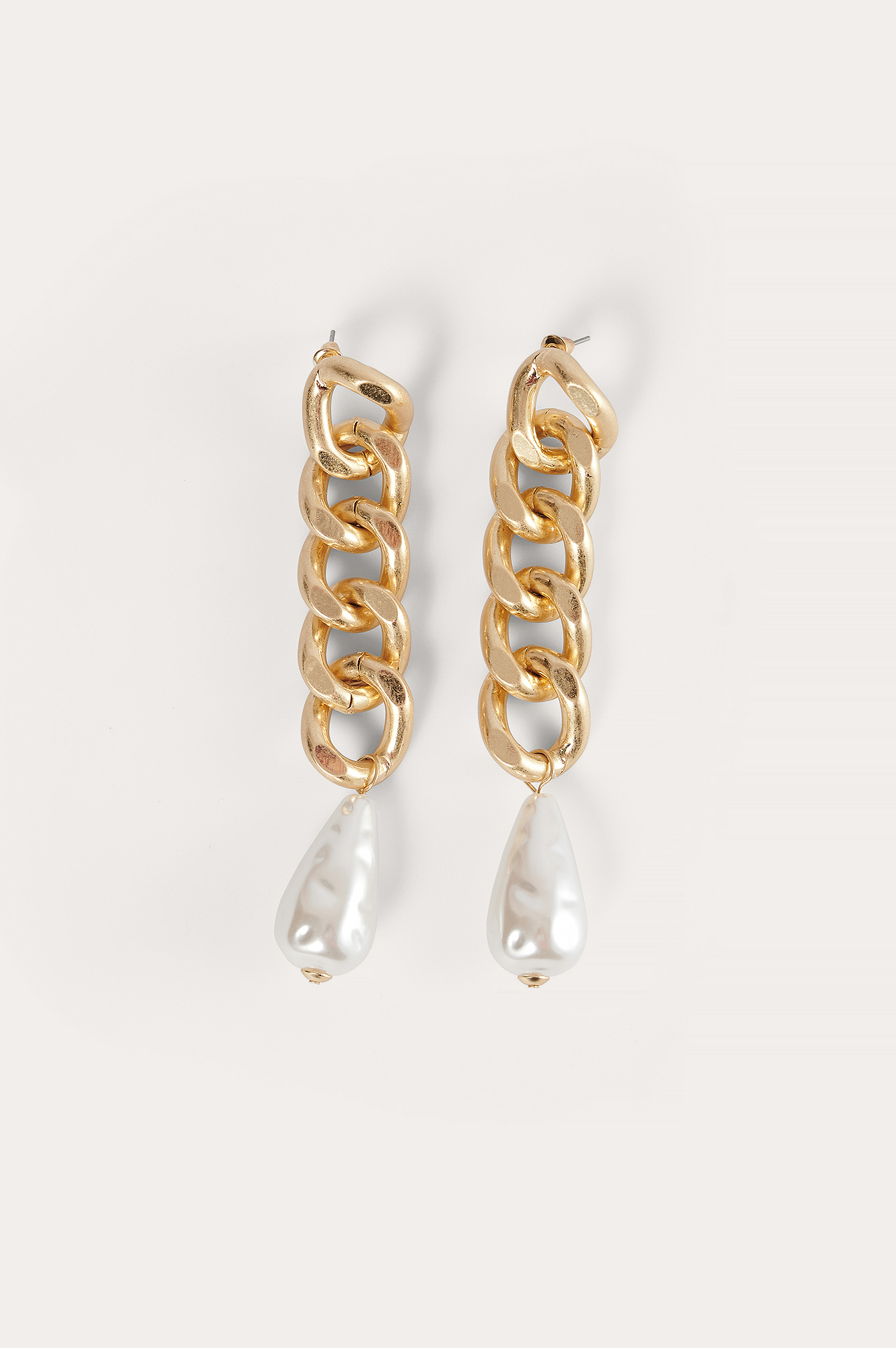 White/Gold Oversize Chain Pearl Earrings