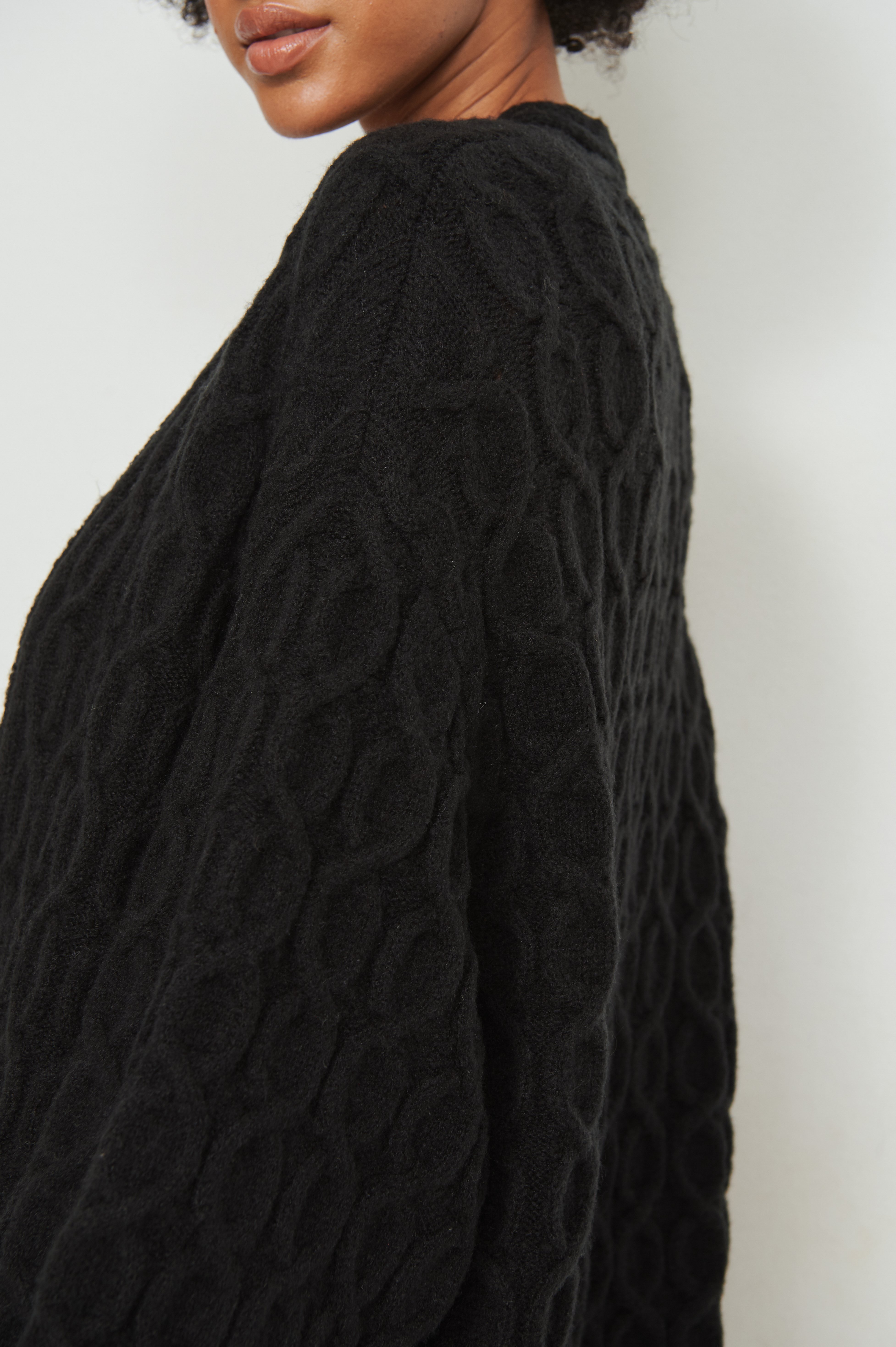 NA-KD Synthetik Übergroßer Strick-Cardigan mit Zopfmuster in Schwarz Damen Bekleidung Pullover und Strickwaren Strickjacken 