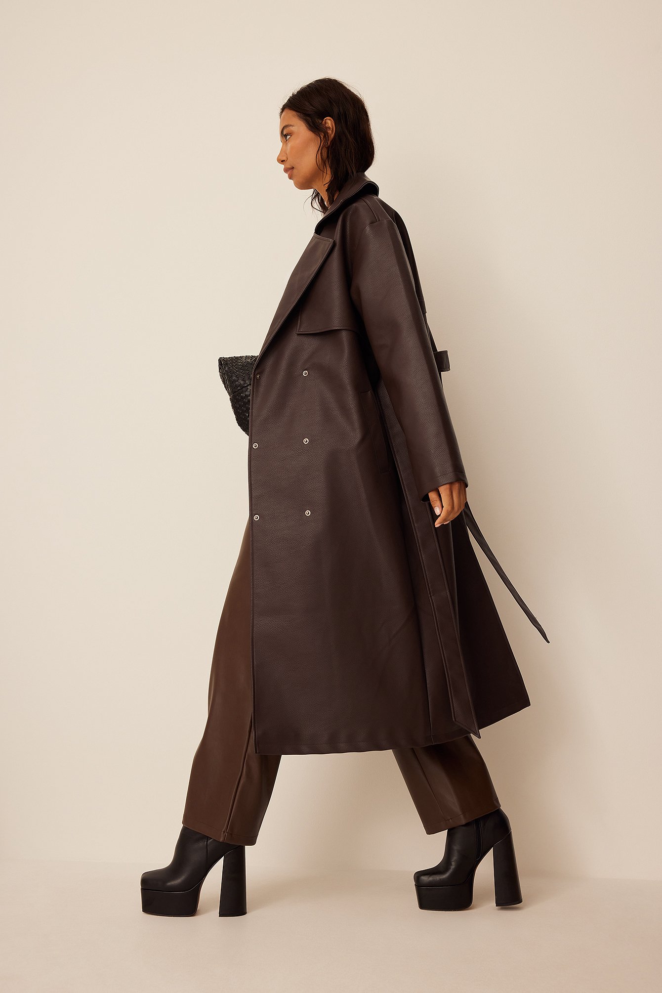 na-kd trend -  Oversize-Trenchcoat aus PU - Brown