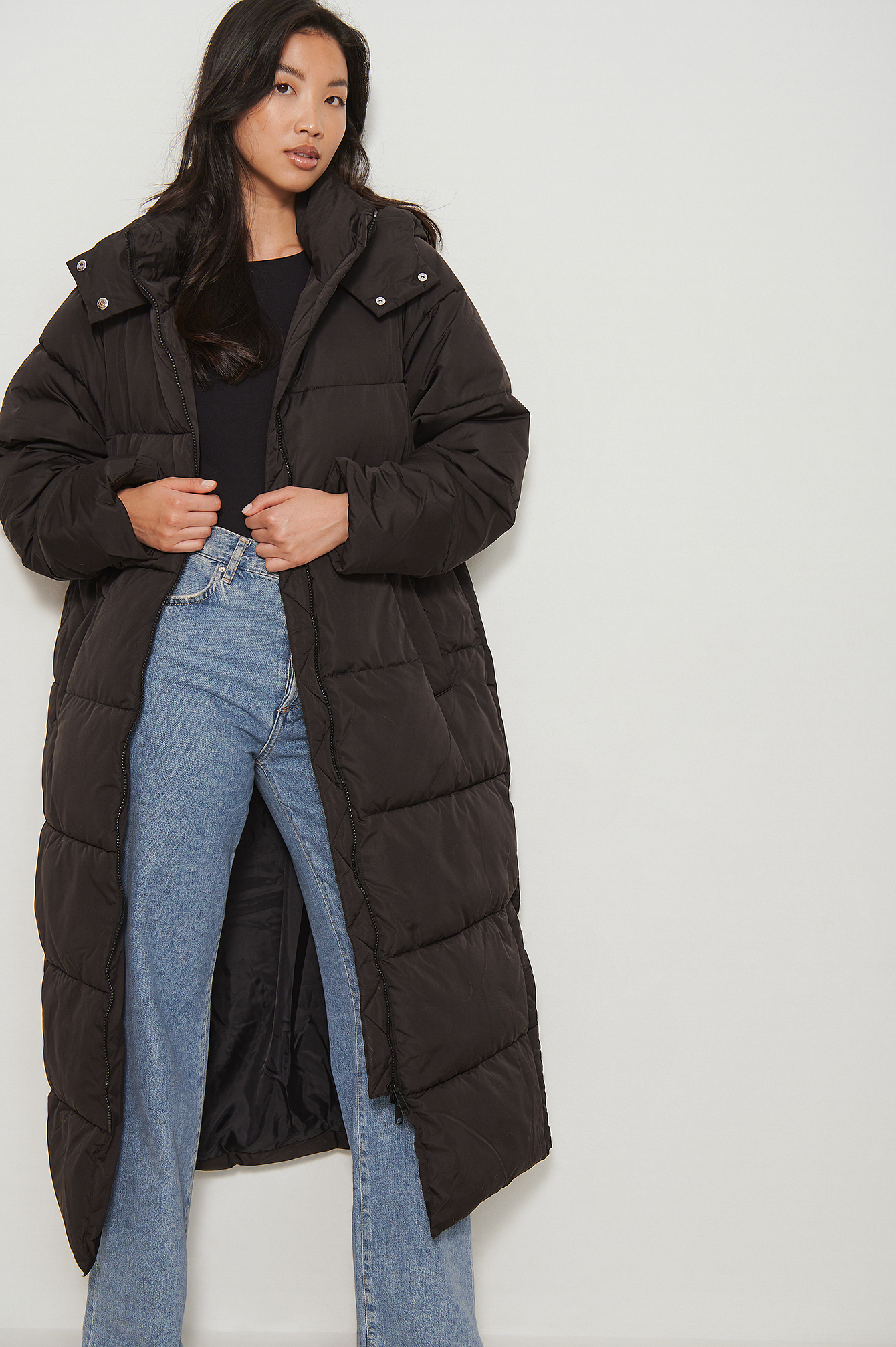 Damen Bekleidung Jacken Freizeitjacken NA-KD Synthetik Midijacke mit gefütterter Kapuze in Schwarz 