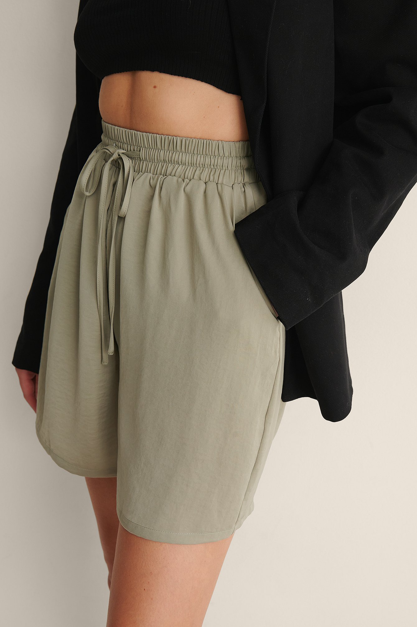 Damen Bekleidung Kurze Hosen Mini Shorts NA-KD Synthetik Trend Recycelte zugeschnittene Shorts mit Taschendetail in Braun 