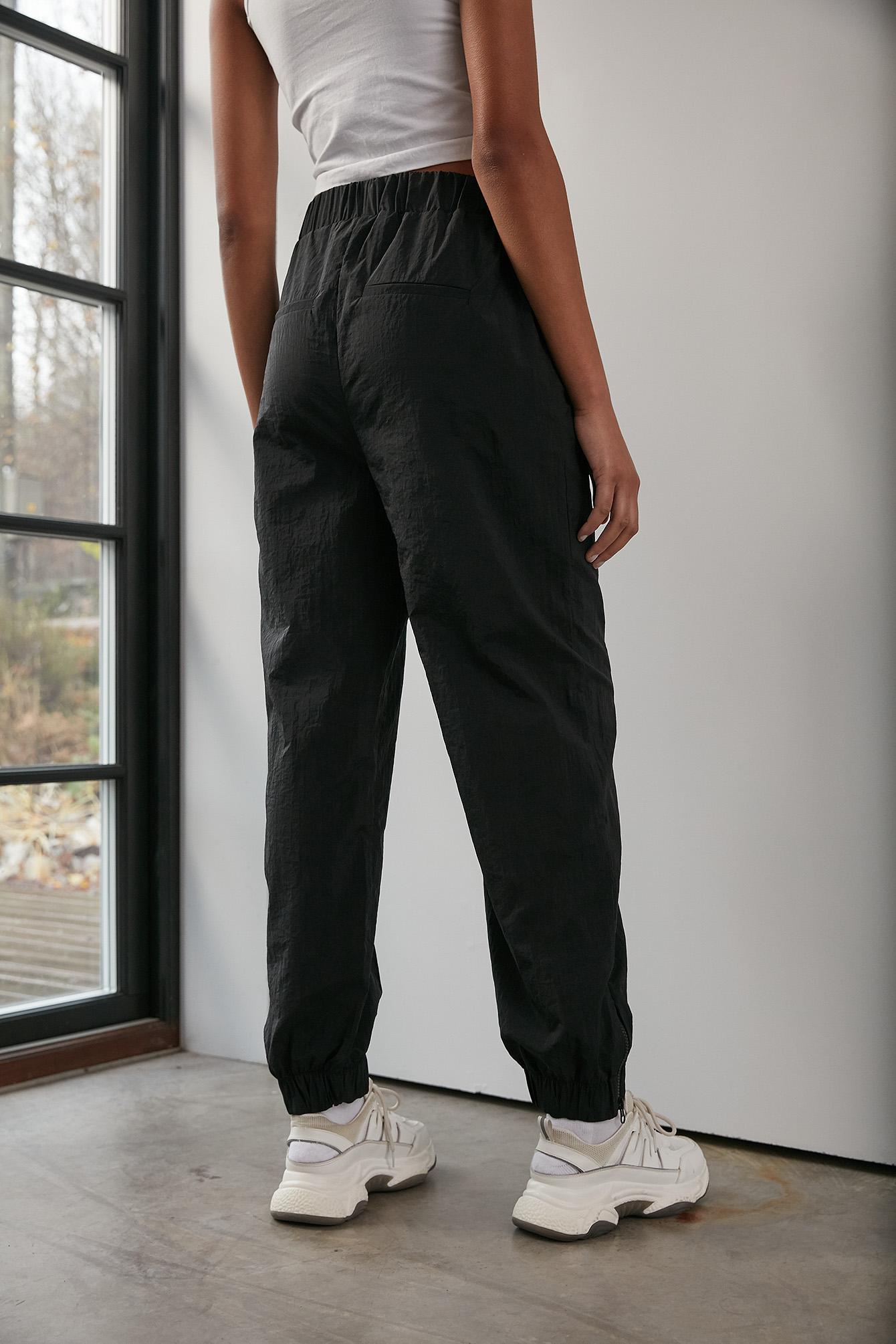 Pantaloni Sportivi Antivento Con Zip Laterale Nero | na-kd.com