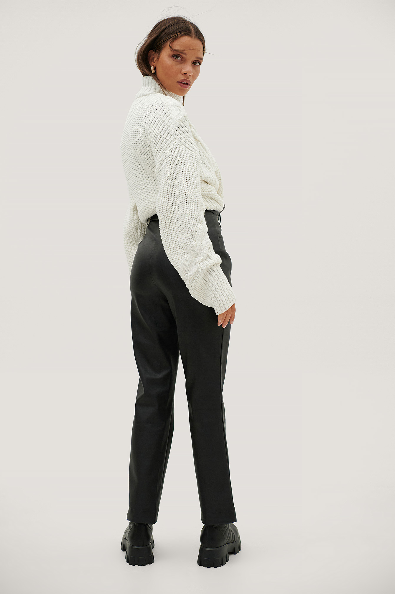 NA-KD Synthetik Handpicked x PU-Hose mit Nahtdetail in Schwarz Damen Bekleidung Anzüge 