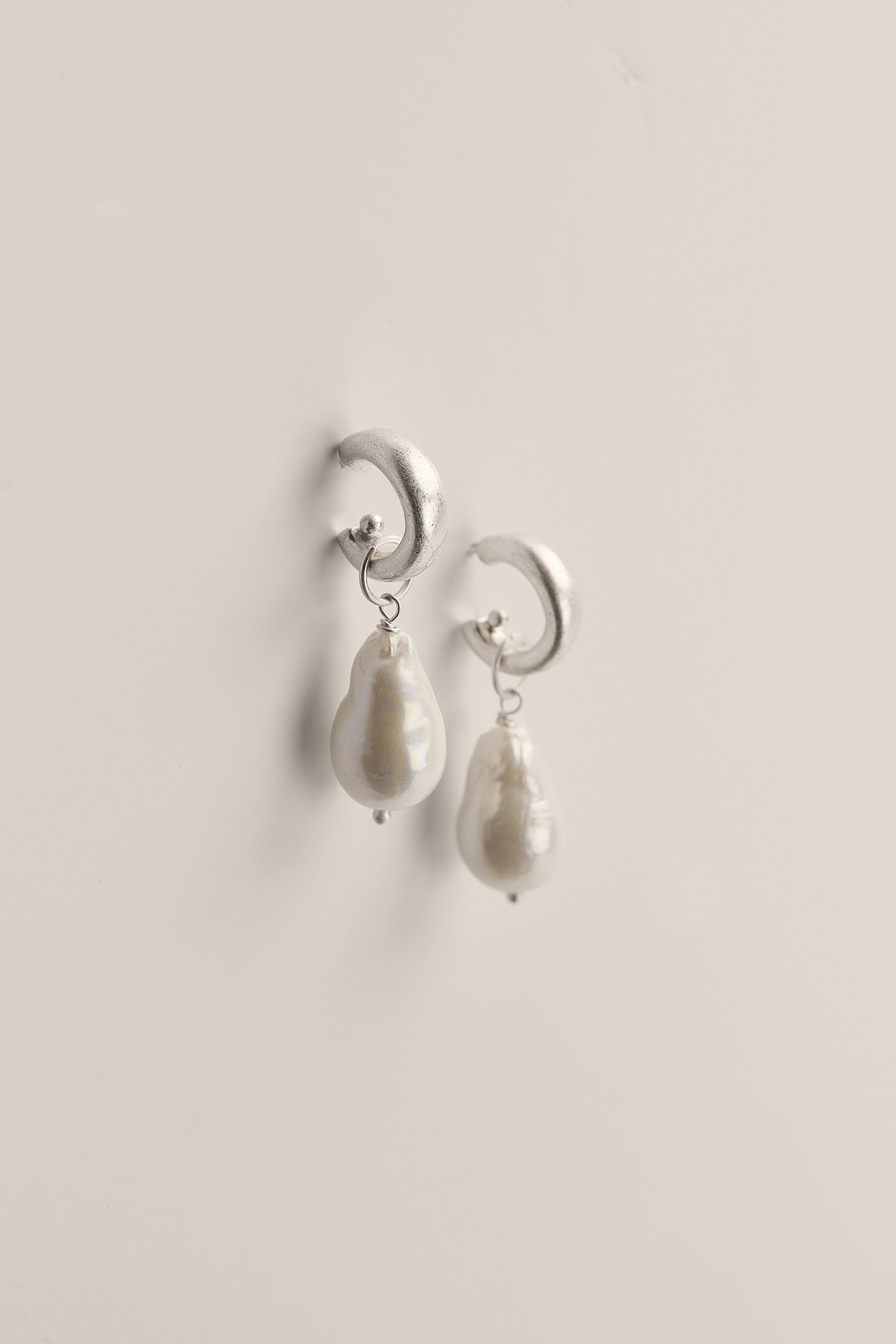 Silver Okrągłe kolczyki z perłami