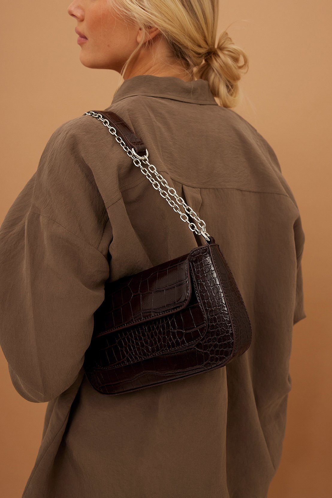 Damen Taschen Taschen mit Griff NA-KD Satin Accessories Gesammelte Handtasche in Schwarz 