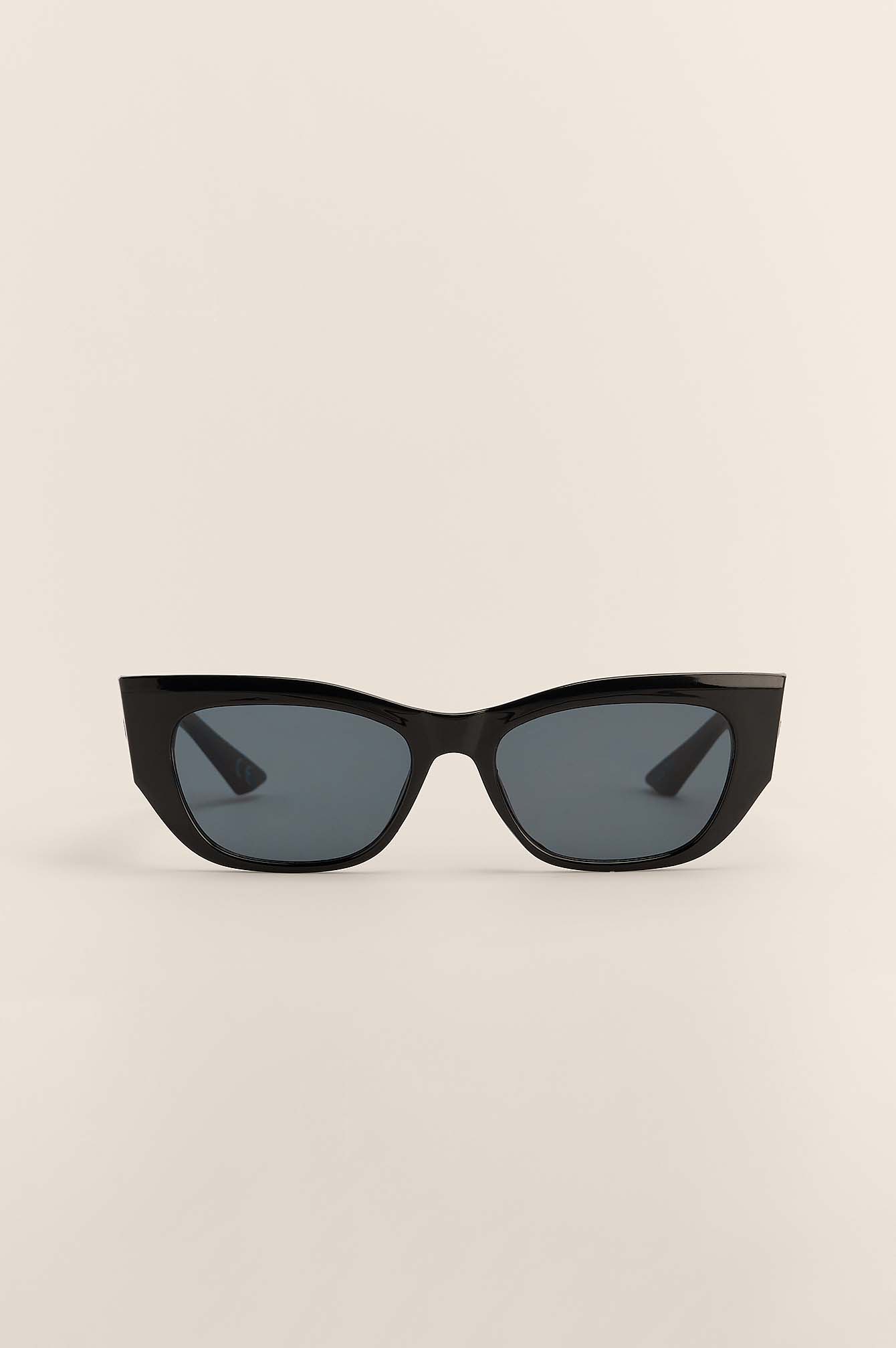 Occhiali da sole con lenti cat-eye a punta Nero | na-kd.com