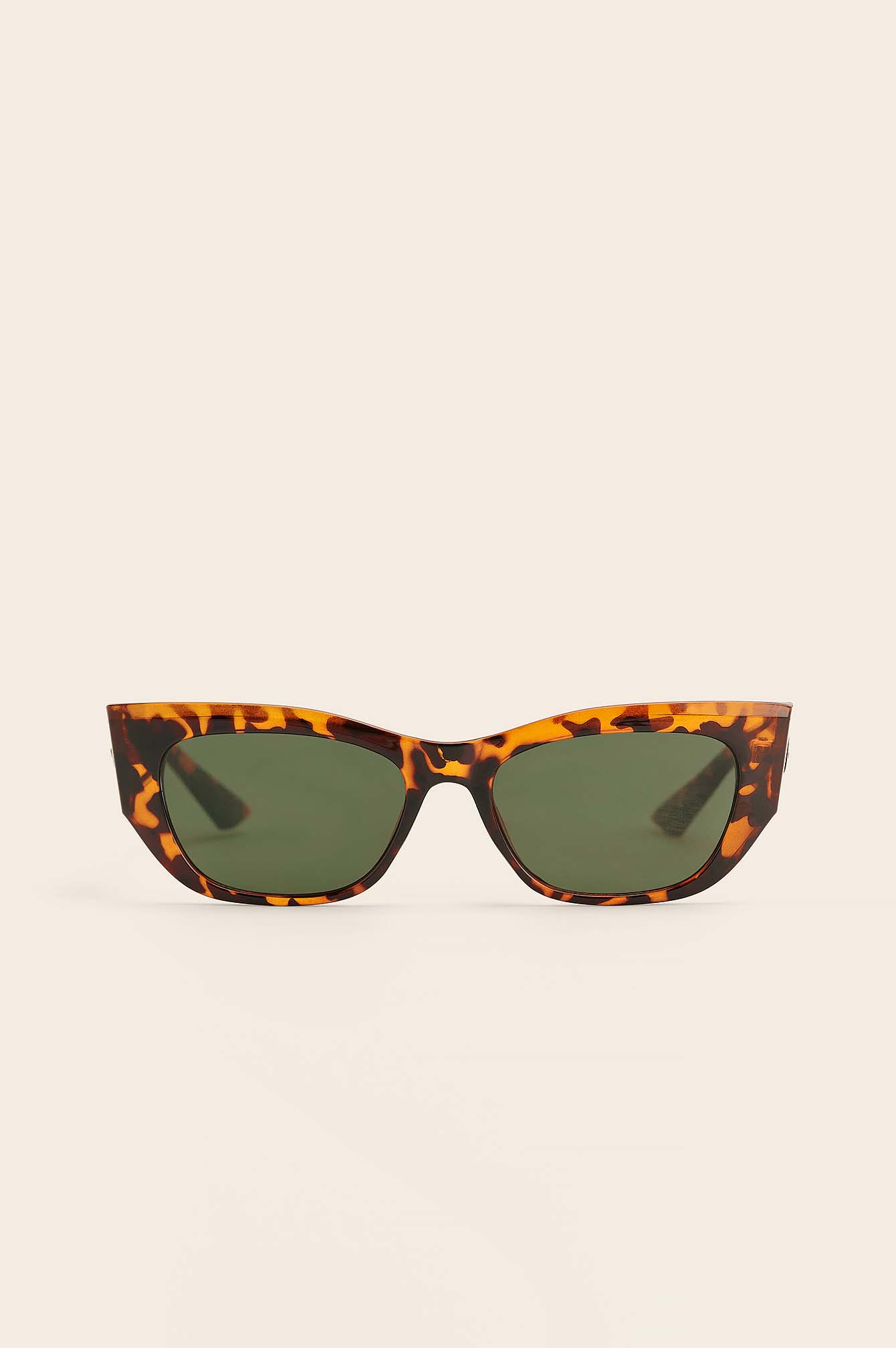 Occhiali da sole con lenti cat-eye a punta Marrone | na-kd.com