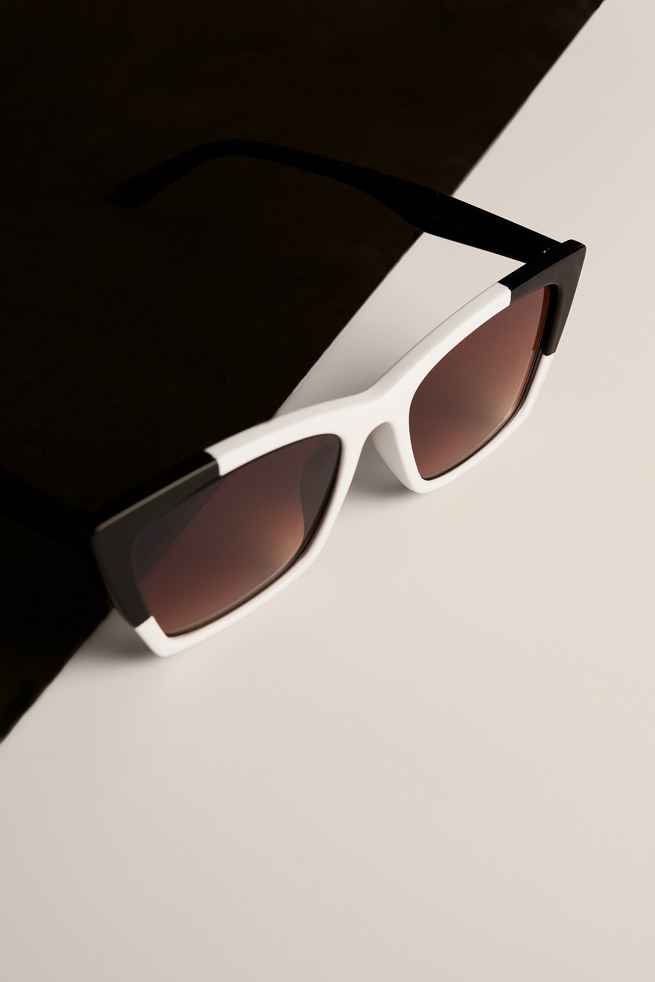 Black/White Zweifarbige Sonnenbrille mit spitz zulaufendem Rahmen