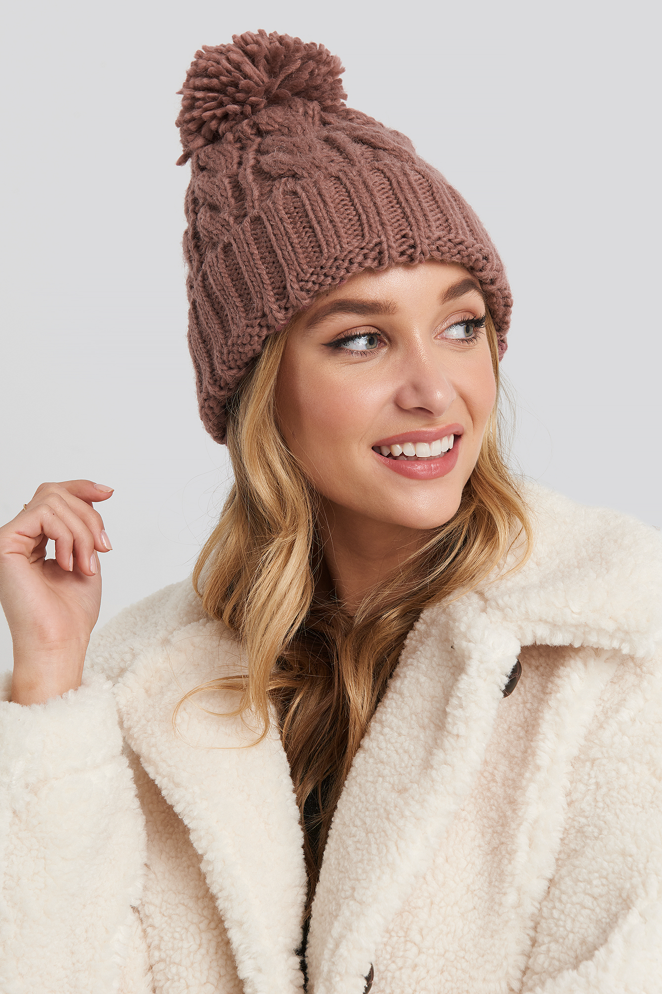Pom Pom Cableknit Beanie Dusty Dark Pink