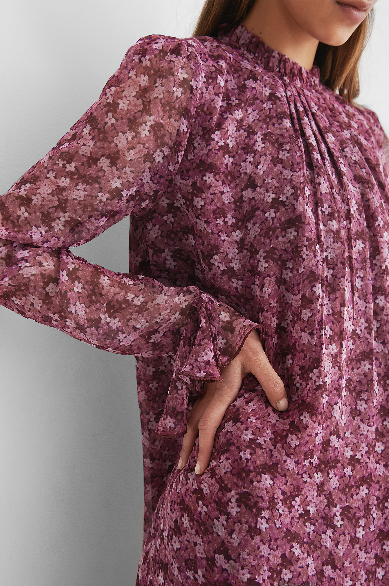 NA-KD Chiffon jurk roze-wit bloemenprint casual uitstraling Mode Jurken Chiffon jurken 