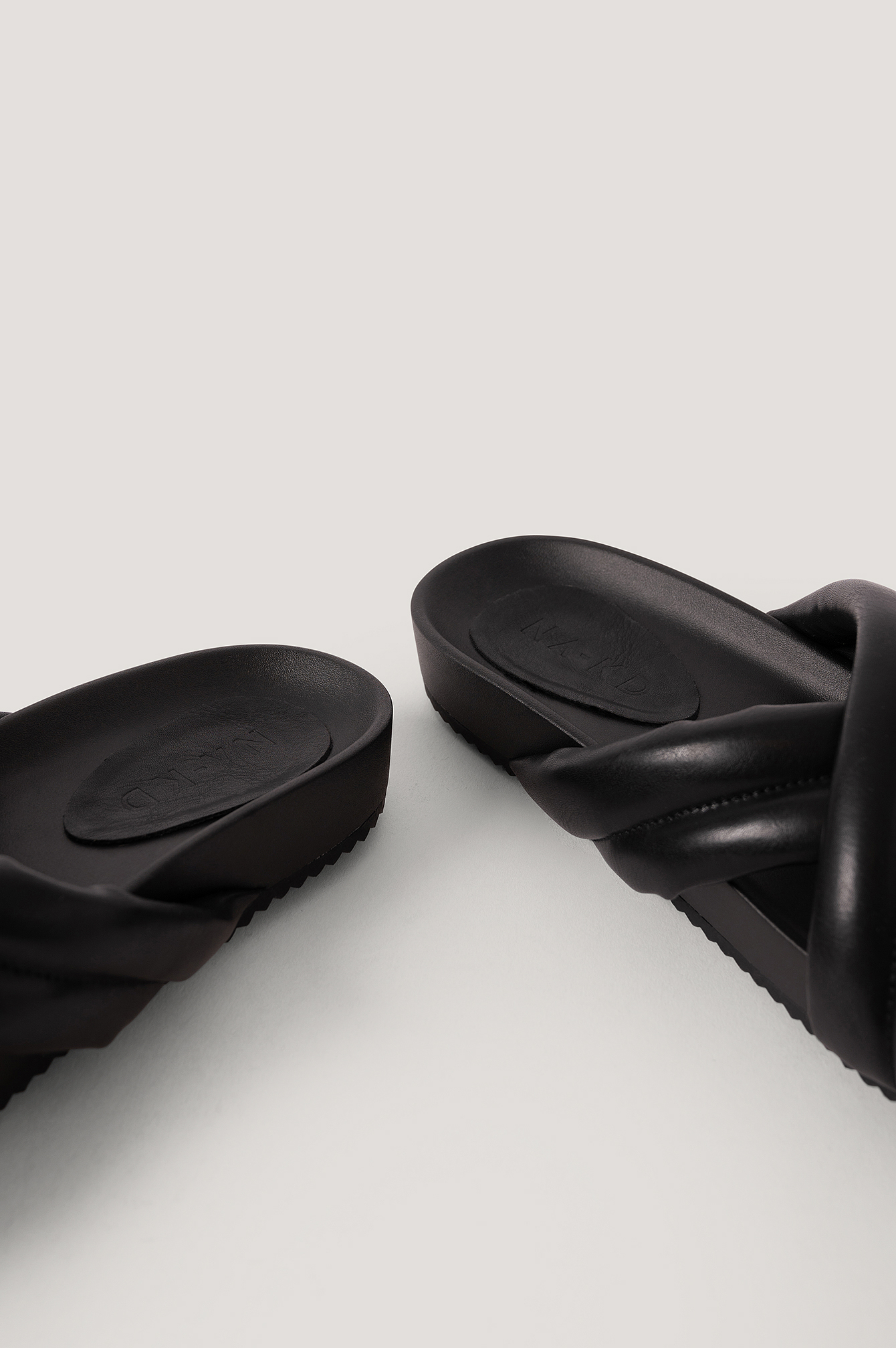 Puffy Crossed Slippers Black | na-kd.com