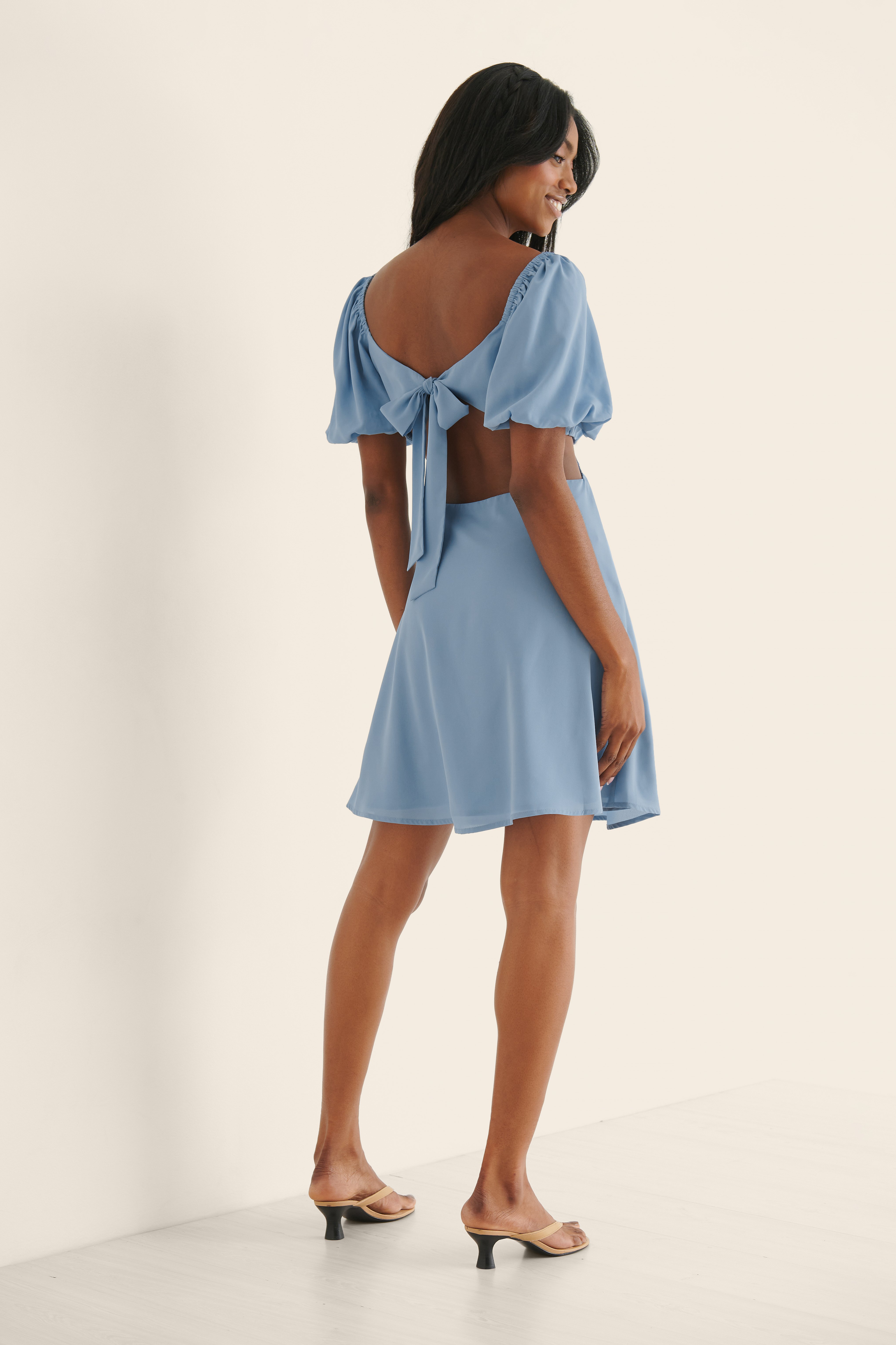 Blue Marszczona Sukienka Mini Z Wiązanymi Wyciętymi Plecami I Bufkami