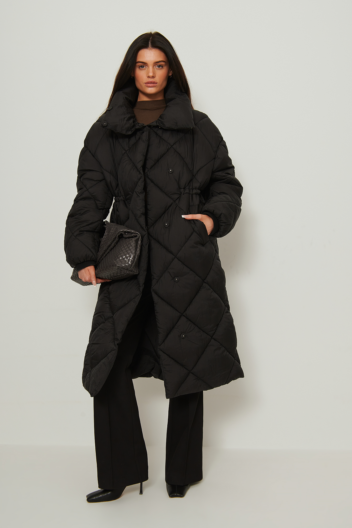 NA-KD Trend Vatteret kviltet jakke med løbebånd - Black