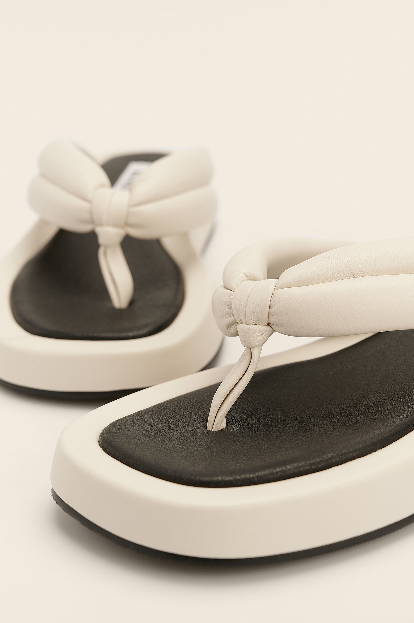 Offwhite Quiltede sandaler