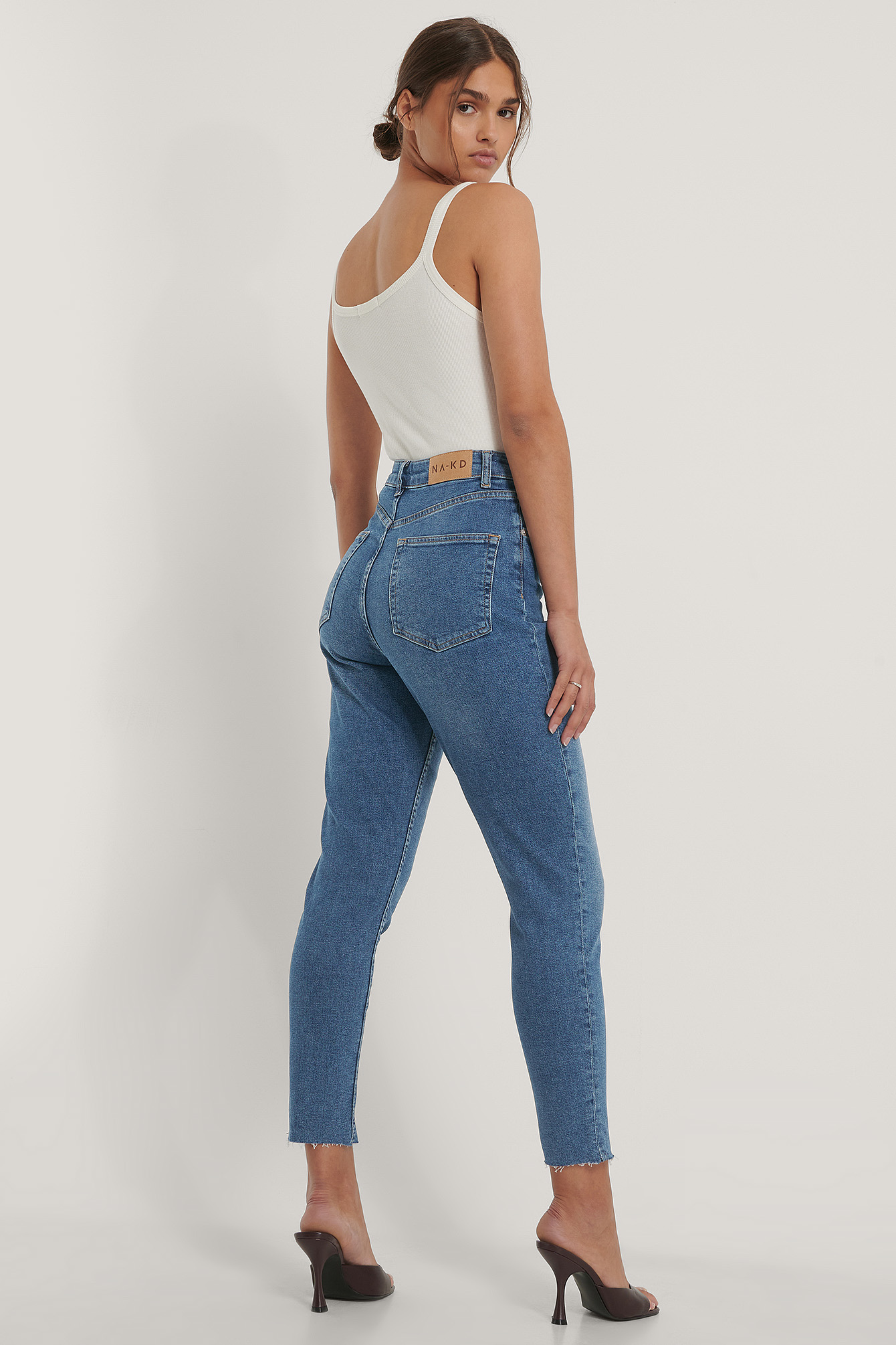 Mom-jeans met gerafelde zoom Blauw | na-kd.com