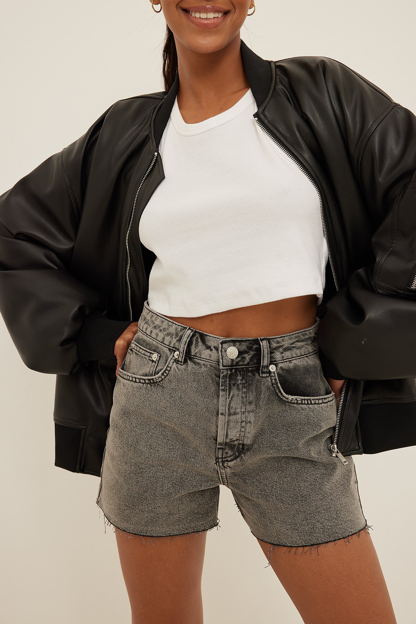 Grey Jeans-Shorts mit grobem Saum im Vintage-Look