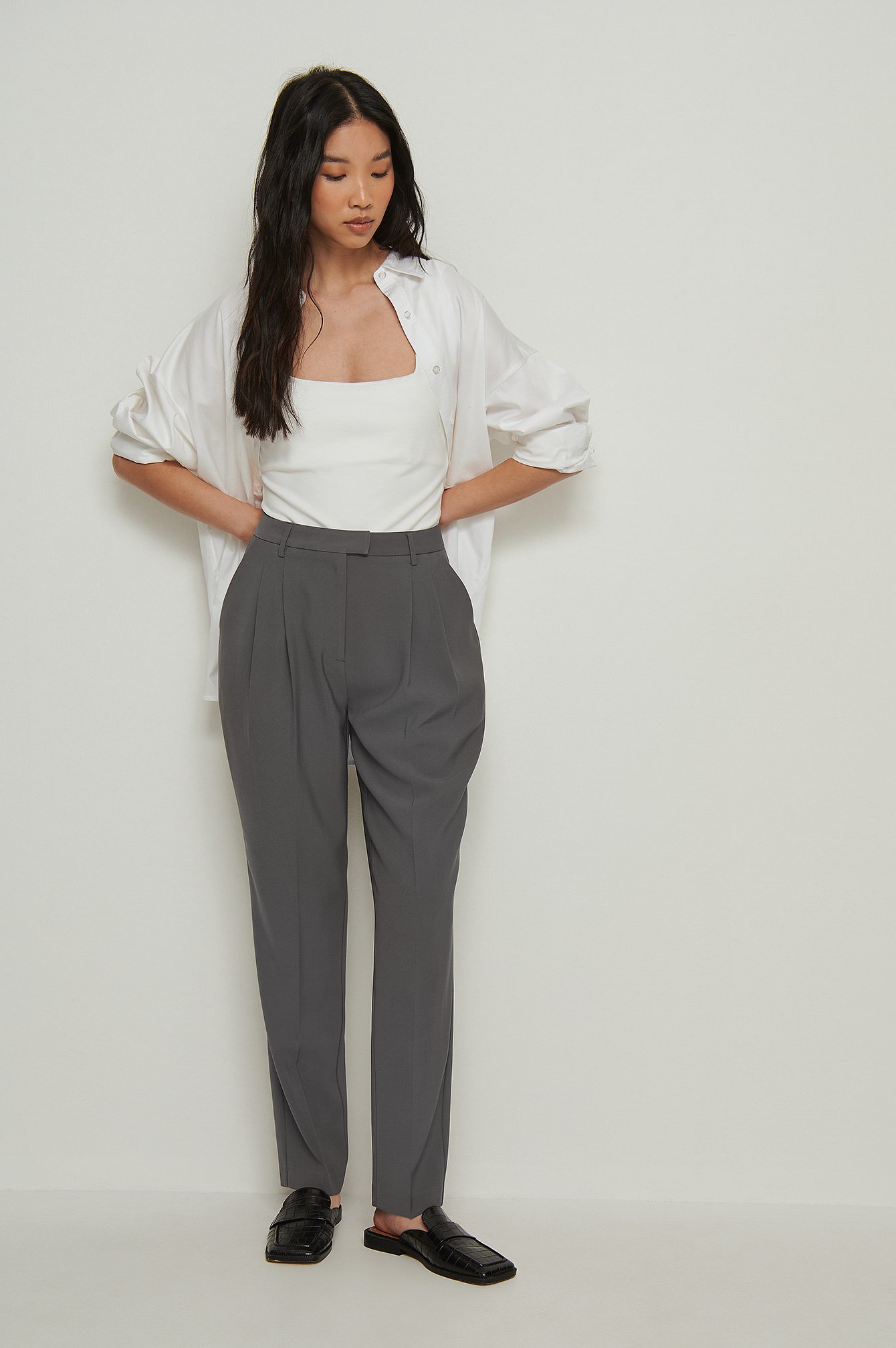 Grey Recycelte Cropped-Anzughose mit hoher Taille