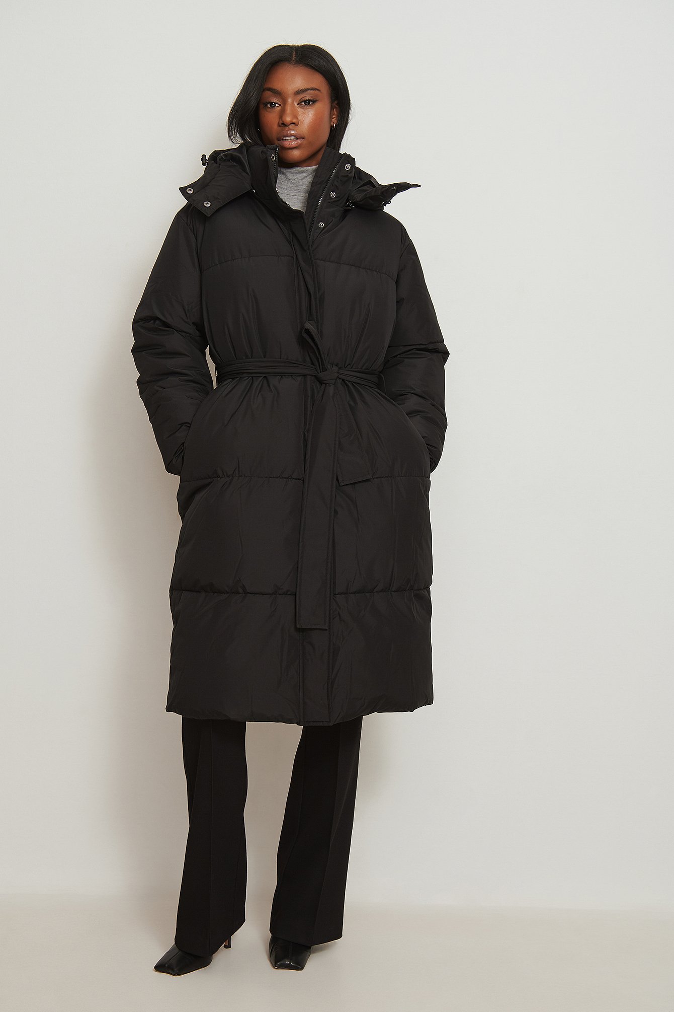 Black Długa recyklingowana pikowana kurtka z paskiem