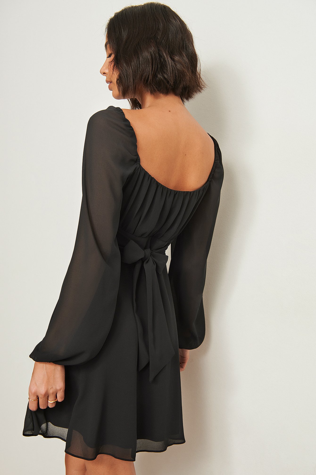 Black Recyceltes Kleid mit langen Ärmeln und Rüschendetail