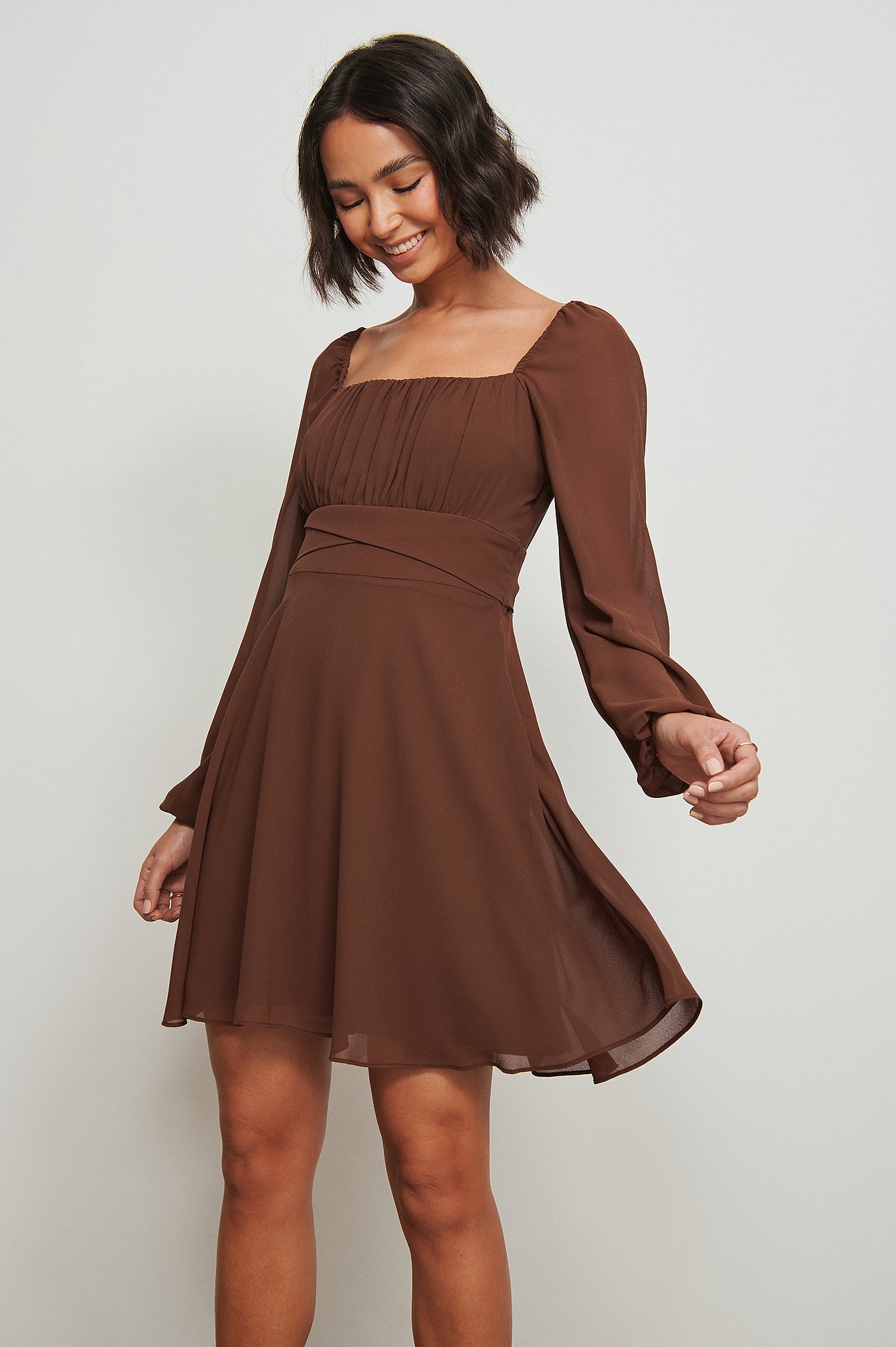 Brown Recyceltes Kleid mit langen Ärmeln und Rüschendetail