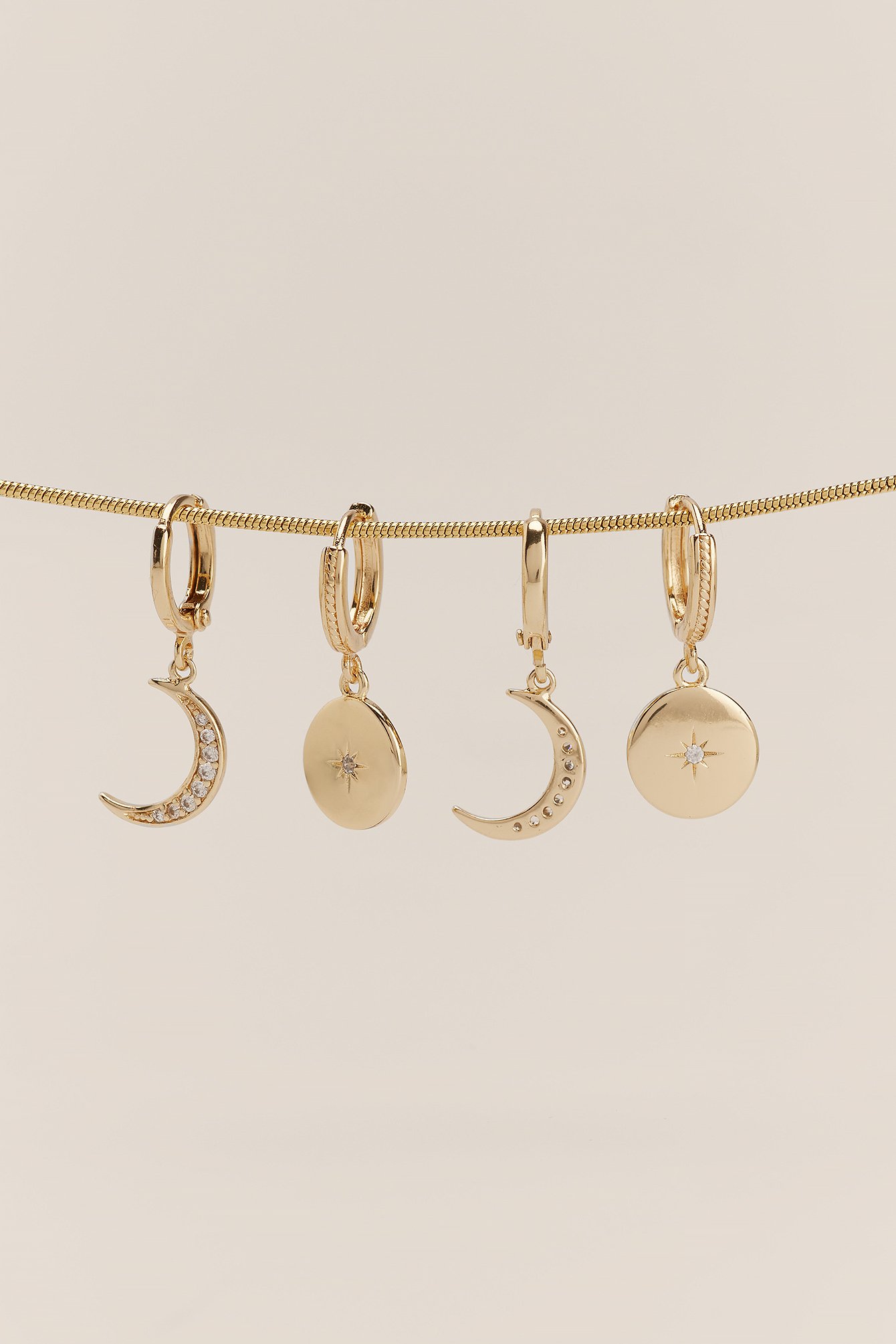Gold Recycelte Ohrringe mit kleinem Mond-und-Sterne-Anhänger