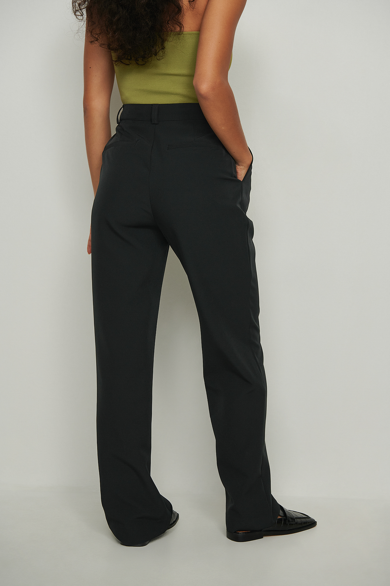 Pantaloni eleganti con gamba dritta in tessuto plissettato riciclato Nero |  na-kd.com