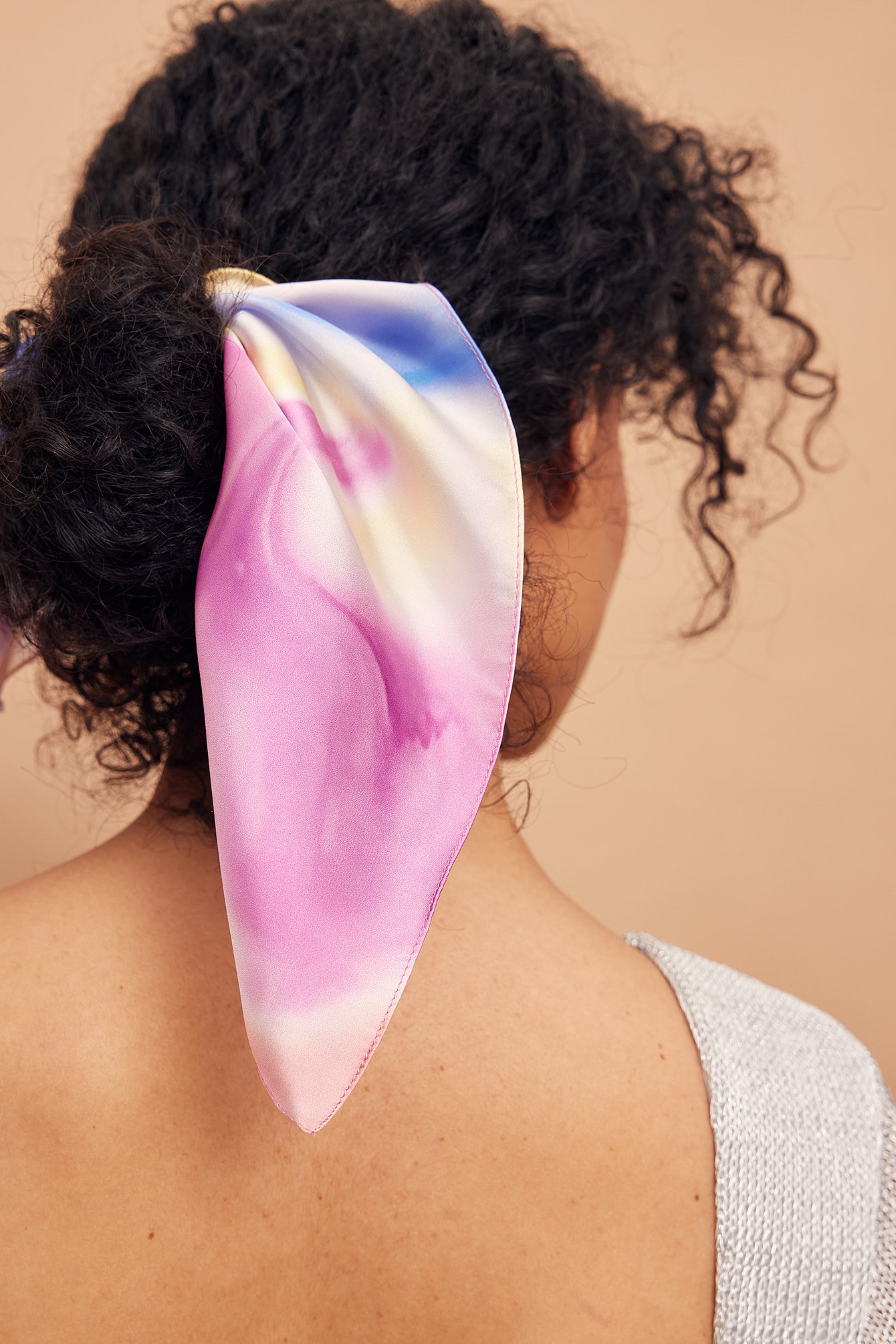 NA-KD Accessories Återvunnen hårscarf med tryck - Multicolor