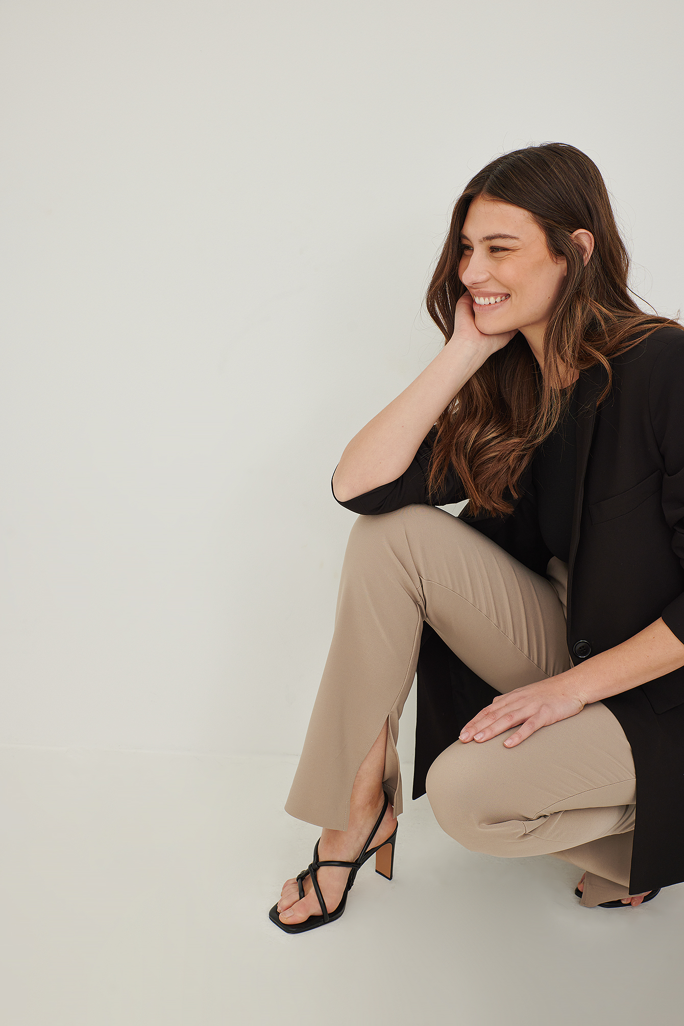 Pantaloni eleganti sartoriali con spacco laterale Beige | na-kd.com