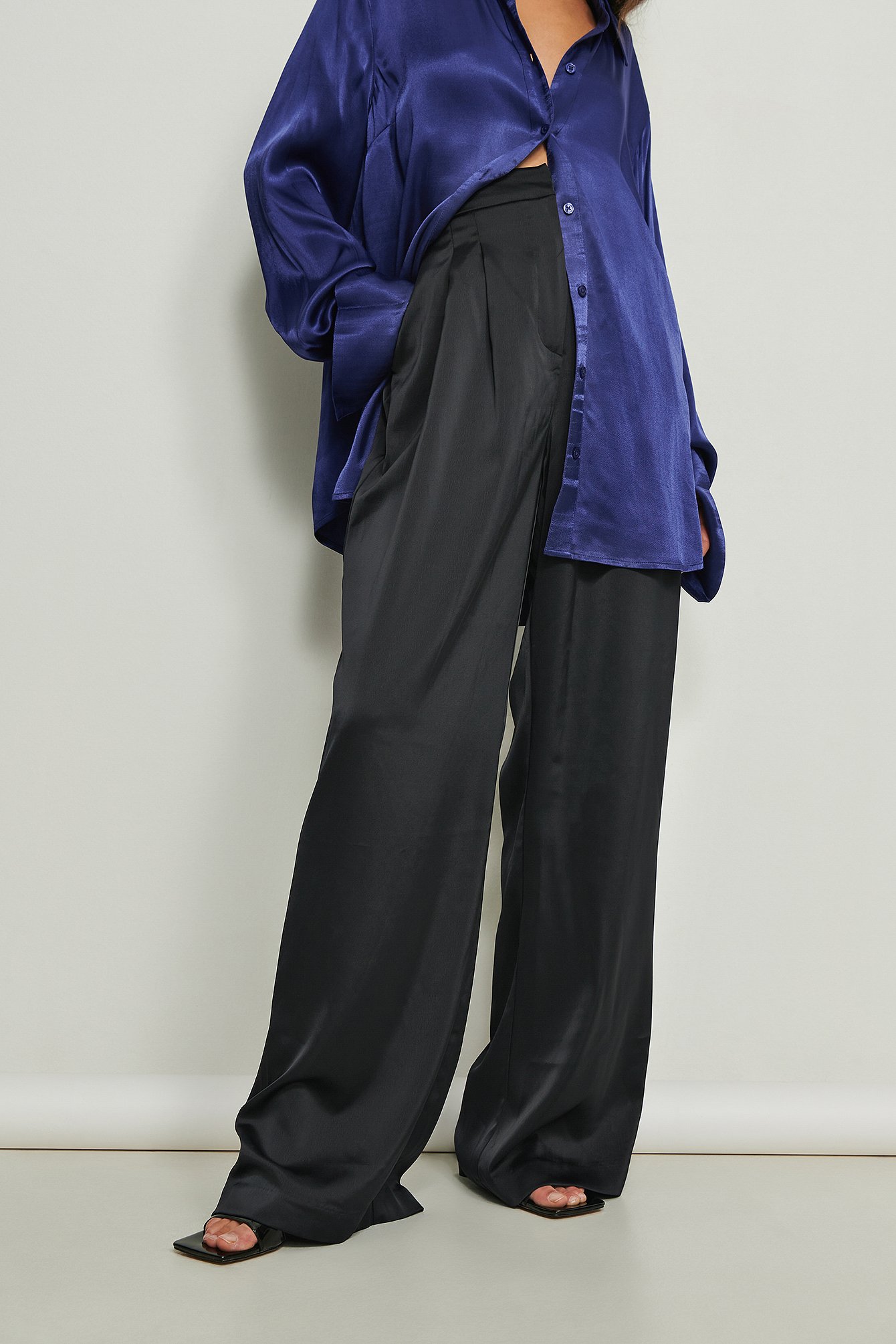Black Pantalón de traje de satén con pernera ancha reciclado