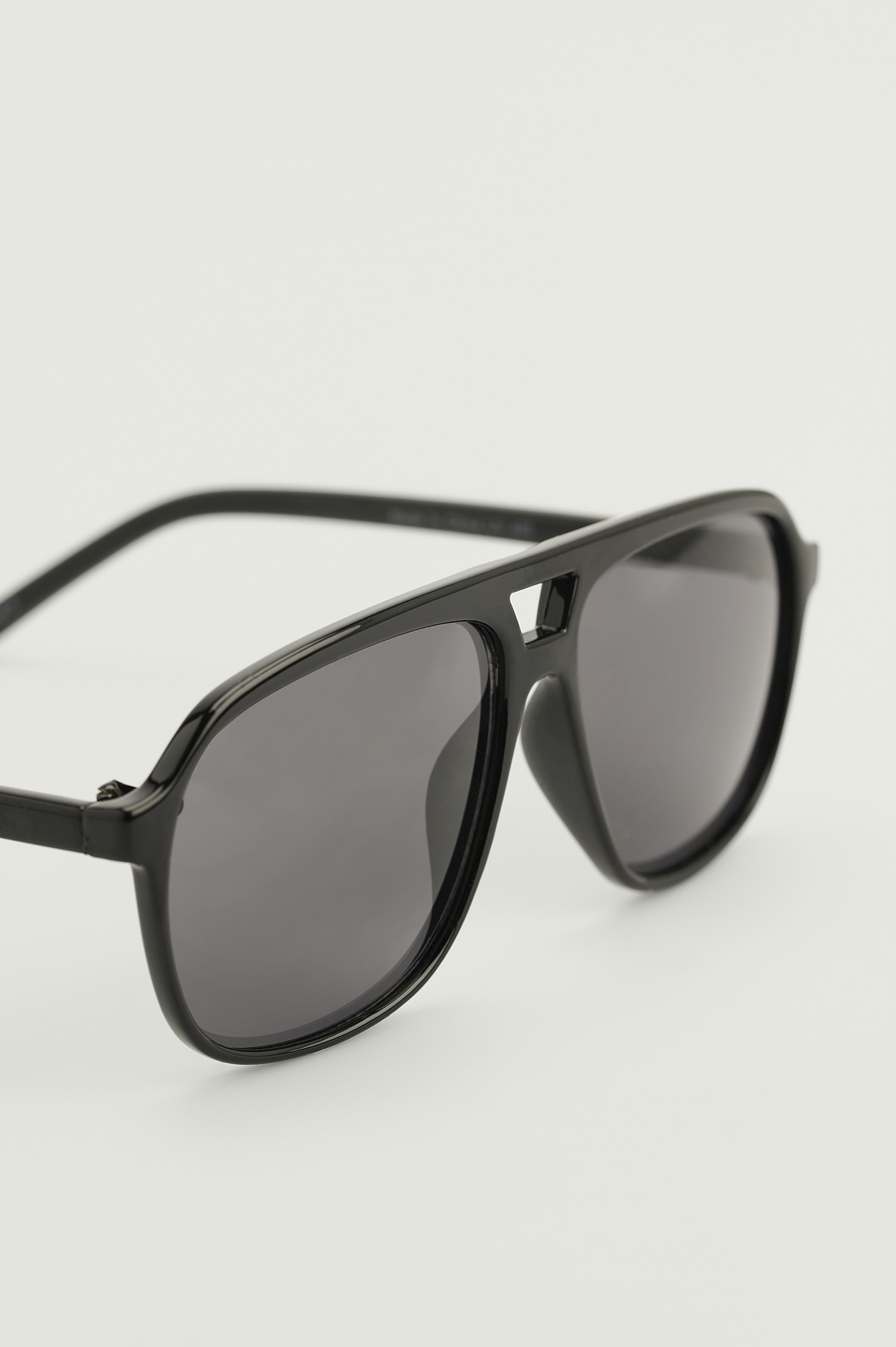 Occhiali da sole modello aviatore rétro in materiale riciclato Nero |  na-kd.com